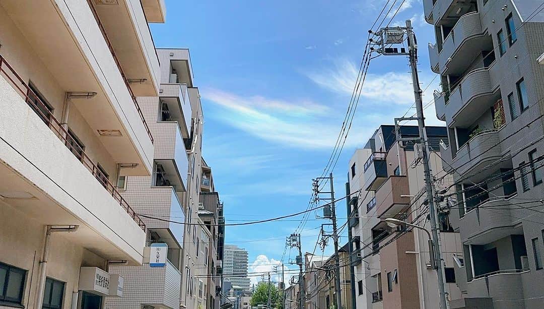 松浦有希さんのインスタグラム写真 - (松浦有希Instagram)「信号待ちで停まっていたら 横断歩道渡る人が 空を撮ってて 見てみたら🌈✨ 電線のないところへ 少しでも行こうと思って まわり道😸 #虹の雲 #虹の雲🌈 #虹の雲が現れてhappy🌈 #彩雲 #彩雲🌈 #夏空 #夏空2023」8月7日 10時39分 - 12bambi12_yuki_matsuura