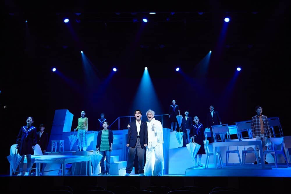 小林香さんのインスタグラム写真 - (小林香Instagram)「#ミュージカルカラフル   東京公演、無事に千穐楽を迎えることができました。ご来場いただきました皆様、遠くより応援いただきました皆様、本当にありがとうございました。  私にとって特別な劇場、世田谷パブリックシアターで同劇場が初めて手がけるオリジナルミュージカルを任せていただいたことは本当に光栄でした。素晴らしい才能と諦めない気持ちを持ったクリエイター・スタッフ陣と、そして豊かな感性と真摯な演劇の心を持ったキャスト陣と、みんなで共にこの舞台を作ってくることができ、とてつもなく楽しい旅路でした。 世田谷パブリックシアターでの公演が終わってしまったのは寂しいですが、まだまだ西宮、水戸、春日井と#ミュージカルカラフル は続きます。  カラフルとは、黒も白も透明もその間の全ての色を含む。綺麗でも汚なくても、全てがあって、だからカラフル。  劇場でお待ちしております。  追記、 感想ボードが五枚いっぱい埋まりました。美しい！！本当にありがとうございました。」8月7日 10時30分 - caori_covayashi