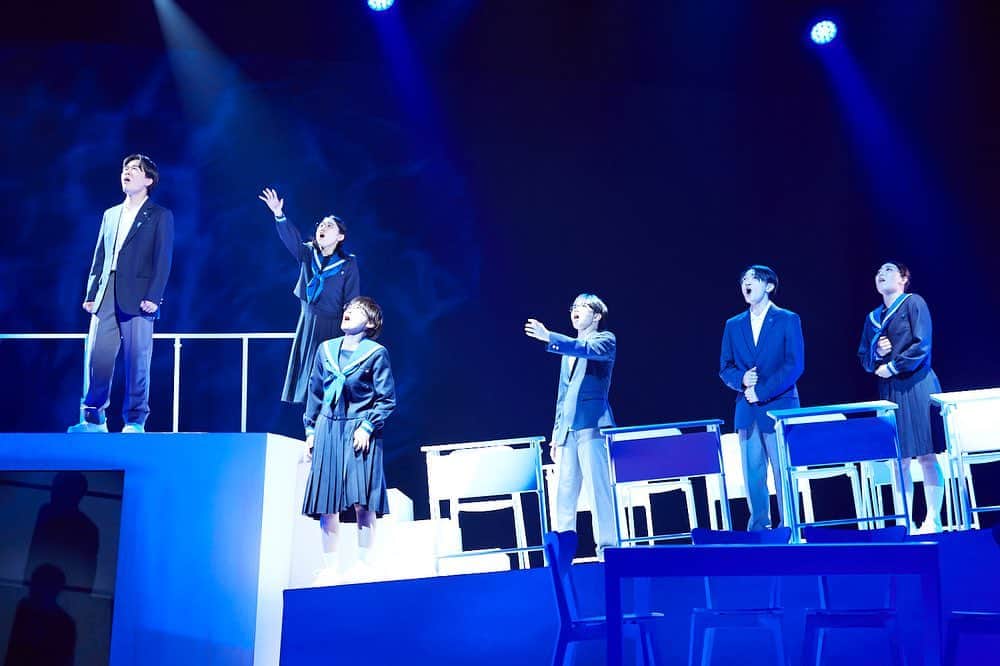 小林香のインスタグラム：「#ミュージカルカラフル   東京公演、無事に千穐楽を迎えることができました。ご来場いただきました皆様、遠くより応援いただきました皆様、本当にありがとうございました。  私にとって特別な劇場、世田谷パブリックシアターで同劇場が初めて手がけるオリジナルミュージカルを任せていただいたことは本当に光栄でした。素晴らしい才能と諦めない気持ちを持ったクリエイター・スタッフ陣と、そして豊かな感性と真摯な演劇の心を持ったキャスト陣と、みんなで共にこの舞台を作ってくることができ、とてつもなく楽しい旅路でした。 世田谷パブリックシアターでの公演が終わってしまったのは寂しいですが、まだまだ西宮、水戸、春日井と#ミュージカルカラフル は続きます。  カラフルとは、黒も白も透明もその間の全ての色を含む。綺麗でも汚なくても、全てがあって、だからカラフル。  劇場でお待ちしております。  追記、 感想ボードが五枚いっぱい埋まりました。美しい！！本当にありがとうございました。」