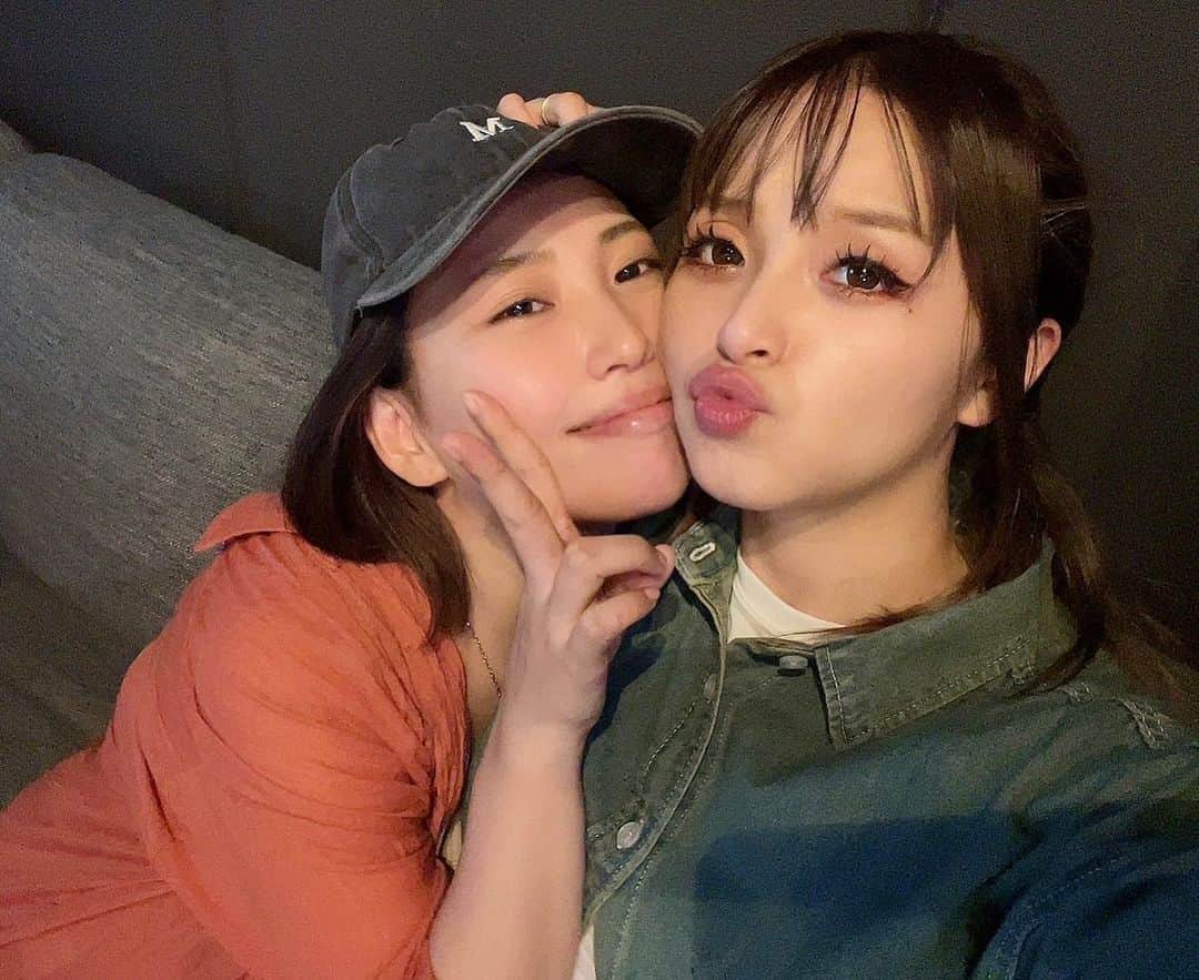 増田有華のインスタグラム：「＊  昨日は愛する皆さま方にお祝いしてもらいました。盛大に泣きましたw本当幸せだったー。中国か関西か地方かどこかにいるはずのメイリアも駆けつけてくれました🙏🏻目の前に現れたとき、新種のプロジェクションマッピングかとおもった。笑 大好きな人たちに囲まれて嬉し死にしそうです。らぶーーー！」