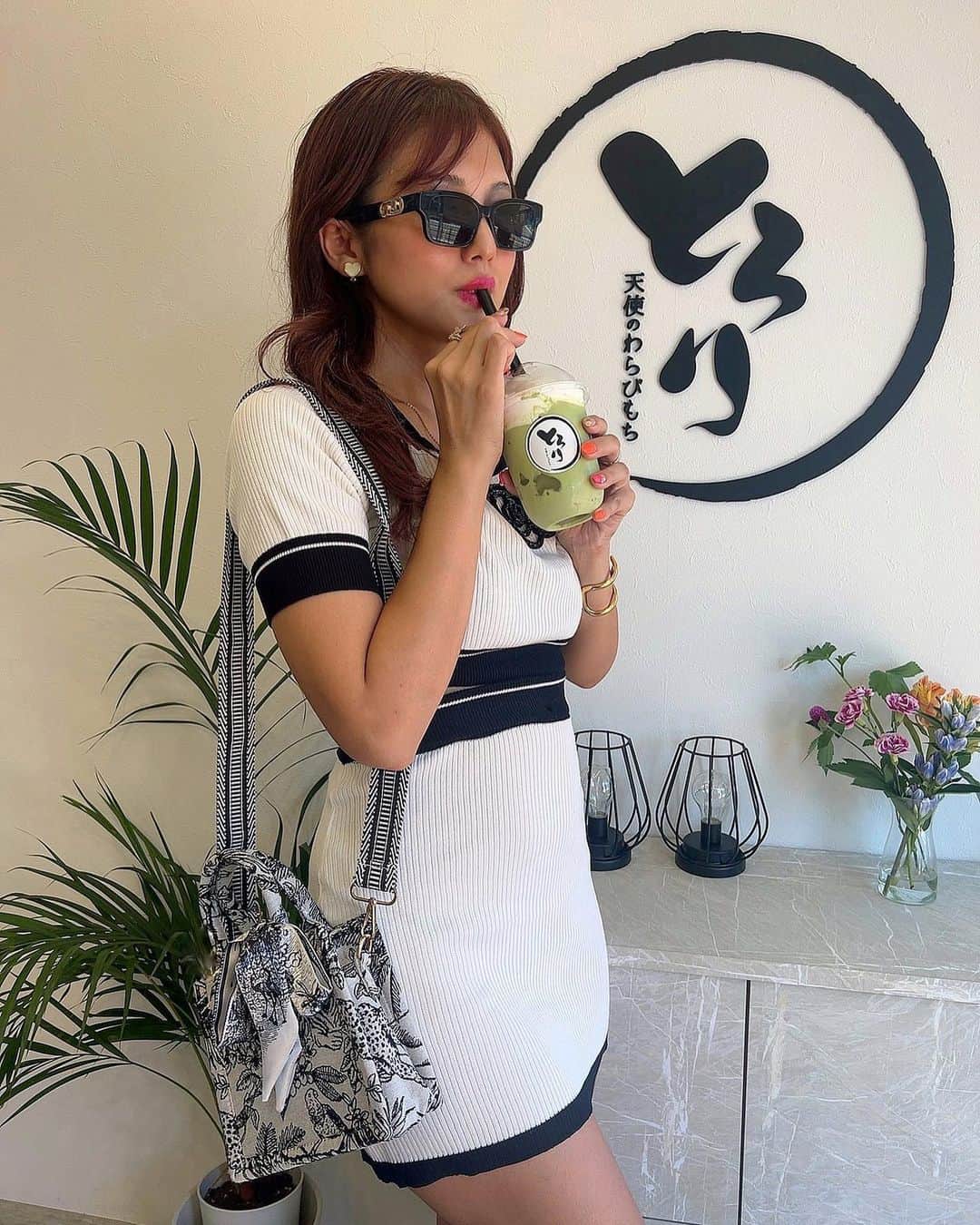 神谷麻美さんのインスタグラム写真 - (神谷麻美Instagram)「#とろり#天使のわらびもち の  #飲むわらびもち 抹茶味美味しすぎる🥰🥤💖👼🏻🇯🇵💖✨️ わらびもちが中に入ってて、口の中に入ると溶けるし、飲べば飲むほどトロトロになるよっ💖🥰💖✨️  #生わらびもち が 口の中で溶けるし、柔らかいし、大きく切ってあって、食べ応えあって、すごく美味しいよっっ🥰💖✨️  #純生クリームわらびもち も美味しすぎる🥰💖🍮✨️ プリンのようなわらびもちで、生わらびもちの上に生クリームがたっぷり乗ってて、美味しすぎる🥰💖👘🍵✨️ クリーム美味しいっ🥰💖✨️ 私はゴマクリームと抹茶クリーム🥰💖✨️  全部美味しすぎたっ🥰💖👼🏻🌈💖✨️   #天使の羽 💖👼🏻🪐👼🏻💖✨️  PR @tenshino_warabimochi_fujisawa  #藤沢スイーツ #江ノ島グルメ #藤沢駅 #湘南スイーツ #藤沢テイクアウト #tenshino_warabimochi_fujisawa #藤沢グルメ」8月7日 10時35分 - asamice428