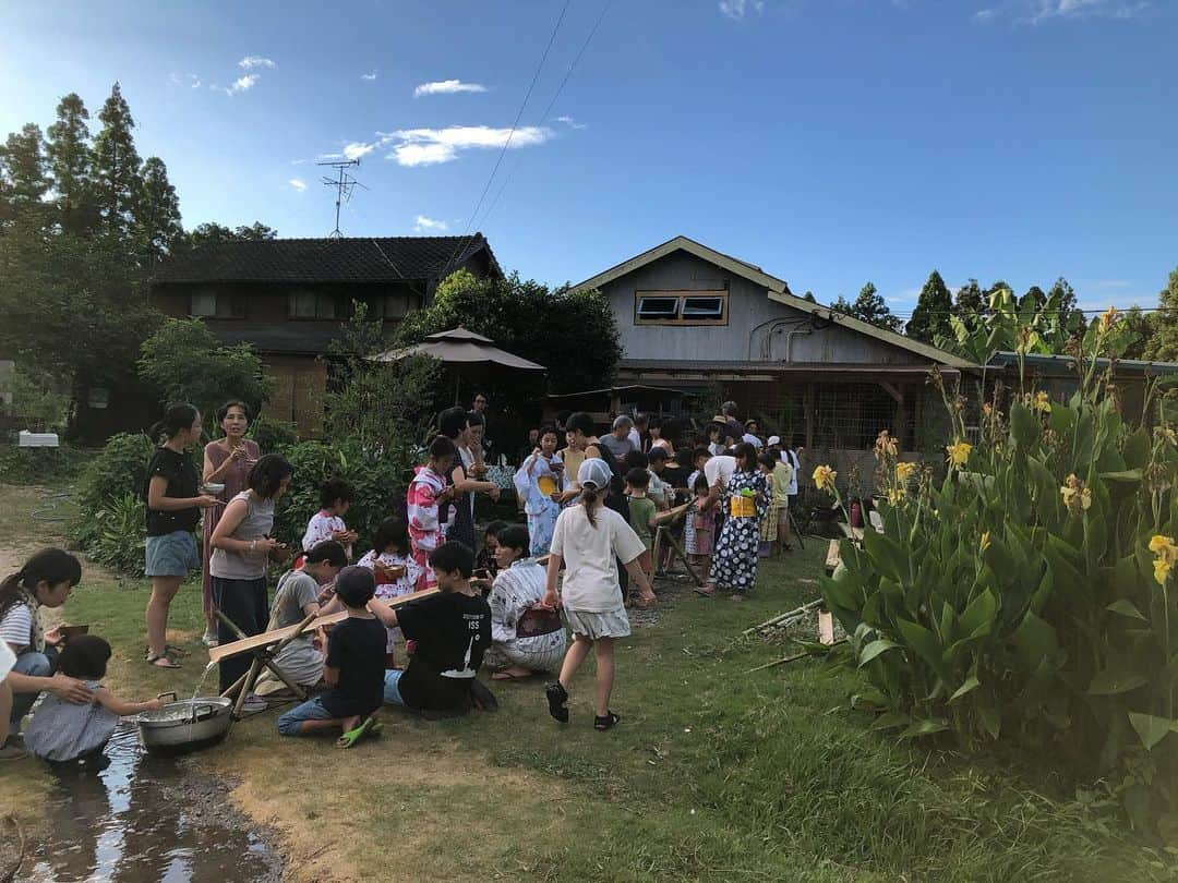 日登美さんのインスタグラム写真 - (日登美Instagram)「Paradise in Japan. @noranohakobune8080  @kunisaki.steiner   私の6人の子供たちは紆余曲折 ありながらもシュタイナー教育で 育ててきました。 日本のシュタイナー学校、 ブラジルのシュタイナー学校、 そして今5、6番目の子が ドイツのシュタイナー学校に 通っています。  シュタイナー教育と聞くと、 「あー、テレビ見せないんでしょ？」とか「なんか変わった宗教 みたいなやつでしょ」とか 言われるし、そう思っている方も 多いかもしれません。 確かにそういう一面も あるのもしれません。 だけど本当のところは多くの 場合伝わっていないし みんな知りたくもないかも しれません。  私自身、自分の家族のなかで 日登美は変わった子育てしてる。 という風に思われていただろうと 思います。 両親はそんな私をそれでも 私の生き方として認めてくれて いました。 けれどシュタイナー教育 に限らず、食についても、 海外移住についても家族の中で「普通」ではない 選択をし続けてきた私が 一体何をしているのか どうしてそんなことを選ぶのか、 については互いに深く知り合う ことはないまま今に至っていました。  昨日大分の国東にある ノラの方舟 @noranohakobune8080 という 動物と植物が共生する楽園 みたいな場所で シュタイナー教室 @kunisaki.steiner の夏祭り があり、ご縁あって参加させて いただきました。 すると、 わかりにくい場所だからと 父が運転を申し出てくれたので 思いがけず私達家族と一緒に 父もこのお祭りに参加する ことになったのでした。  そういえば父が私の子育ての 集まりに顔をだすなんて ことは今まで一度もなく 自然育児も、シュタイナー学校 も、海外子育ての実態も 父は知りません。 その上団塊の世代、 猛烈サラリーマン時代を つい最近までやっていた様な 父にこの雰囲気はどんな風に 受け入れられるの だろうかと、ふと一抹の 不安を抱きました。  それでも現場に着くと お祭りの準備から、 流しそうめんが始まり、 いつの間にか何十名もの小さな 大きな子供と大人が集い 子供は楽園を駆け回り 初対面のお姉さんらは 当たり前のように小さな 子供を優しく面倒みている いつもの光景が繰り広げ られていて、しっかりその中に 父も紛れ込んでいました。  青空の下で息子と夫は 飛び入りでカノンの演奏に 加わりました。 火を囲み、音楽が流れ、 手を繋ぎ、踊って、祭りが 始まりました。 一言でいえば、 生きていることを感じられる。 そういうお祭りでした。  帰り道父はこんなことを 言いました。 「ここの子供達はみんな分け隔てなく大きな子供も小さな子供も 繋がってるね。それはきっと親御さんもそうなんだろう。みんなでみんなの子供を大事にしてるのがよく伝わってきた。 子供を真ん中にして分け隔てなく繋がってる。こういう場所がシュタイナー学校だったんだな」  夏の暑い一日を、 見知らぬ親子と 見知らぬ集まりの中で 70歳を越した父が過ごして 感じたもの。 自分の生きてきた世界とは おそらく全く違う中で 感じとってくれたもの。  当たり前のようで当たり前に ない、その光景。 それを大事にしてきたのが 私の子育てで、 もしかしたら、あのわけわからん と言われるシュタイナー教育 なのかもしれない。 そう感じたようでした。  言葉では伝わらないもの 言葉が邪魔をするものが あります。 違う価値観や生き方をして、 選ぶものも信じるものも違う 人同士が生きる中で それを分かろう、とすることは 簡単ではありません  ヒトゴトであれば簡単に 無視できるから なるべく見ないように 考えない様にして みんながやるように 当たり前を社会の流れに任せる こともできます  だけどいろんなことを 自分ゴトにできるチャンスは 違う、からこそあるのだと 思います。 どうしてだろう？と疑問を 持つことから理解が始まる のだと思います。 そこに関心が生まれます。 関わること、は 触れ合うこと、でもあります。  触れ合うことは 一つになること。 それは逆にいえば、 違いに出逢い、認める力です。 なぜなら最初からみんなが 同じなら、私達は一つに なった、という体験はできない からです。 違うから、二つあるからこそ 一つになろうとする。 一体感を味わえる。 人生はパラドックスです。 簡単ではないかもしれません。  けれど、その違いに関心を抱き 知ろうとするのが人間で、 その真ん中にあるのは 私は愛ではないかと思うのです。  この夏の一日がそれを 教えてくれた気がします。」8月7日 10時46分 - hitomihigashi_b