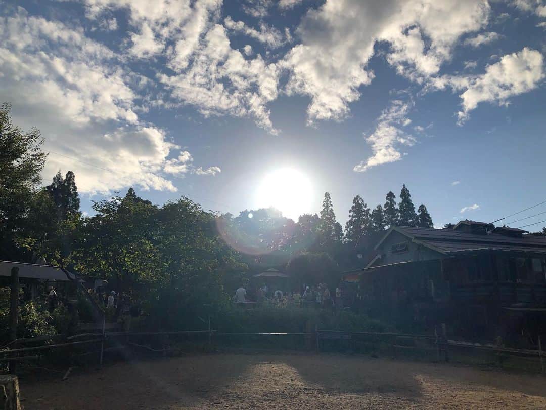日登美のインスタグラム：「Paradise in Japan. @noranohakobune8080  @kunisaki.steiner   私の6人の子供たちは紆余曲折 ありながらもシュタイナー教育で 育ててきました。 日本のシュタイナー学校、 ブラジルのシュタイナー学校、 そして今5、6番目の子が ドイツのシュタイナー学校に 通っています。  シュタイナー教育と聞くと、 「あー、テレビ見せないんでしょ？」とか「なんか変わった宗教 みたいなやつでしょ」とか 言われるし、そう思っている方も 多いかもしれません。 確かにそういう一面も あるのもしれません。 だけど本当のところは多くの 場合伝わっていないし みんな知りたくもないかも しれません。  私自身、自分の家族のなかで 日登美は変わった子育てしてる。 という風に思われていただろうと 思います。 両親はそんな私をそれでも 私の生き方として認めてくれて いました。 けれどシュタイナー教育 に限らず、食についても、 海外移住についても家族の中で「普通」ではない 選択をし続けてきた私が 一体何をしているのか どうしてそんなことを選ぶのか、 については互いに深く知り合う ことはないまま今に至っていました。  昨日大分の国東にある ノラの方舟 @noranohakobune8080 という 動物と植物が共生する楽園 みたいな場所で シュタイナー教室 @kunisaki.steiner の夏祭り があり、ご縁あって参加させて いただきました。 すると、 わかりにくい場所だからと 父が運転を申し出てくれたので 思いがけず私達家族と一緒に 父もこのお祭りに参加する ことになったのでした。  そういえば父が私の子育ての 集まりに顔をだすなんて ことは今まで一度もなく 自然育児も、シュタイナー学校 も、海外子育ての実態も 父は知りません。 その上団塊の世代、 猛烈サラリーマン時代を つい最近までやっていた様な 父にこの雰囲気はどんな風に 受け入れられるの だろうかと、ふと一抹の 不安を抱きました。  それでも現場に着くと お祭りの準備から、 流しそうめんが始まり、 いつの間にか何十名もの小さな 大きな子供と大人が集い 子供は楽園を駆け回り 初対面のお姉さんらは 当たり前のように小さな 子供を優しく面倒みている いつもの光景が繰り広げ られていて、しっかりその中に 父も紛れ込んでいました。  青空の下で息子と夫は 飛び入りでカノンの演奏に 加わりました。 火を囲み、音楽が流れ、 手を繋ぎ、踊って、祭りが 始まりました。 一言でいえば、 生きていることを感じられる。 そういうお祭りでした。  帰り道父はこんなことを 言いました。 「ここの子供達はみんな分け隔てなく大きな子供も小さな子供も 繋がってるね。それはきっと親御さんもそうなんだろう。みんなでみんなの子供を大事にしてるのがよく伝わってきた。 子供を真ん中にして分け隔てなく繋がってる。こういう場所がシュタイナー学校だったんだな」  夏の暑い一日を、 見知らぬ親子と 見知らぬ集まりの中で 70歳を越した父が過ごして 感じたもの。 自分の生きてきた世界とは おそらく全く違う中で 感じとってくれたもの。  当たり前のようで当たり前に ない、その光景。 それを大事にしてきたのが 私の子育てで、 もしかしたら、あのわけわからん と言われるシュタイナー教育 なのかもしれない。 そう感じたようでした。  言葉では伝わらないもの 言葉が邪魔をするものが あります。 違う価値観や生き方をして、 選ぶものも信じるものも違う 人同士が生きる中で それを分かろう、とすることは 簡単ではありません  ヒトゴトであれば簡単に 無視できるから なるべく見ないように 考えない様にして みんながやるように 当たり前を社会の流れに任せる こともできます  だけどいろんなことを 自分ゴトにできるチャンスは 違う、からこそあるのだと 思います。 どうしてだろう？と疑問を 持つことから理解が始まる のだと思います。 そこに関心が生まれます。 関わること、は 触れ合うこと、でもあります。  触れ合うことは 一つになること。 それは逆にいえば、 違いに出逢い、認める力です。 なぜなら最初からみんなが 同じなら、私達は一つに なった、という体験はできない からです。 違うから、二つあるからこそ 一つになろうとする。 一体感を味わえる。 人生はパラドックスです。 簡単ではないかもしれません。  けれど、その違いに関心を抱き 知ろうとするのが人間で、 その真ん中にあるのは 私は愛ではないかと思うのです。  この夏の一日がそれを 教えてくれた気がします。」