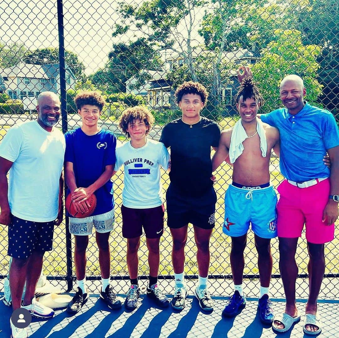 レイ・アレンのインスタグラム：「Summer at the court with my boys. @rayray_jr3 @youngwalk.4 @therealchrisspencer #vineyard #oakbluffs」