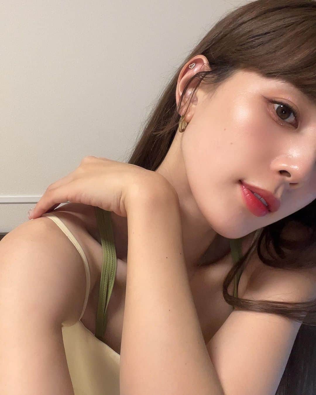 目見田早弥子のインスタグラム：「マツエクつけましたʚ♡ɞ 目の印象がハッキリするし まつ毛が常に整頓されて美しくてスキ😂💖 @__mamico ちゃんにつけてもらいました🪽✨ いつもありがとうございます💞 お店は渋谷の @apartment___salon です🪞⸝⋆」