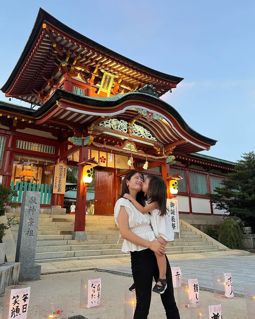 畠中清羅 のインスタグラム：「_  少し前に防府天満宮へ⛩️ 『万灯の夕べ』に行った時の♡  @hofutenmangu_official   今年夏はお祭り沢山行ってて 子供達も嬉しそう♡  熱中症と紫外線には気をつけて夏をめいっぱい楽しも👍🧡」