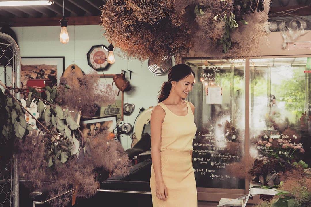 のインスタグラム：「家のお庭からお花を積んで花束を作ったり、 お部屋に花を一輪飾ったり、、、  そんな心に余裕のある暮らしが1番の贅沢であり、幸せだなと最近つくづく思う🙏  "心に余裕"を作るために、自分なりに努力してる。  そうすれば 人にも物にも 優しく出来るね。  Photo by"わがまま！気まま！旅気分！ 📷　@chiakioshima  イエロータンク/ザクロ染めスカート @kiginu.official   #心の余裕 #お花のある暮らし」