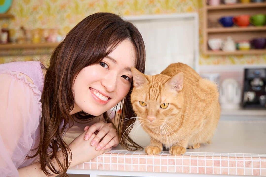 はるあんのインスタグラム：「むぎういが雑誌に載っちゃった！！ わたしの猫愛を語ったインタビューと、むぎういの写真がたっぷり掲載されています✨  カメラマンさんに撮っていただいた写真はどれも素敵で…！家宝レベル⭐️笑  ういちゃんは奇跡的に撮れた写真だけですが、むぎちゃんはたくさんがんばってくれました〜！ モデルの顔してたよ😭（おやばか）  良かったらみてください〜♡ Pet Pop SQUARE vol.7 という雑誌です🐈  #猫  #猫のいる暮らし」