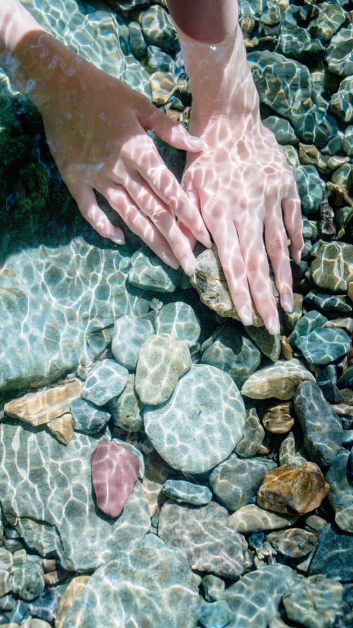 haru wagnusのインスタグラム：「How to shoot hands in the water?  ・Find a waterfront where the sun shines and sparkles on the surface  ・Put your hands in the water and try different poses and angles  ・Shoot when the light creates beautiful patterns on your hands  —————————————-  水中で手を撮影する方法  ・太陽の光が水面にキラキラと反射している水辺を探す  ・水に手を入れて、いろいろなポーズや角度を試してみる  ・手に美しい模様が映る光の当たり方を見つけて、その瞬間を撮影する」