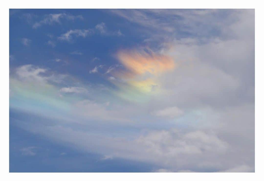 花楓さんのインスタグラム写真 - (花楓Instagram)「筋トレ中断。  急いでカメラ。  オパールみたいで、 色が変わっていく瞬間が やばかた。  そして一瞬で消えた。  空さん、ハッピーを ありがとう🌈🩵  彩雲🦭」8月7日 10時59分 - _caede_