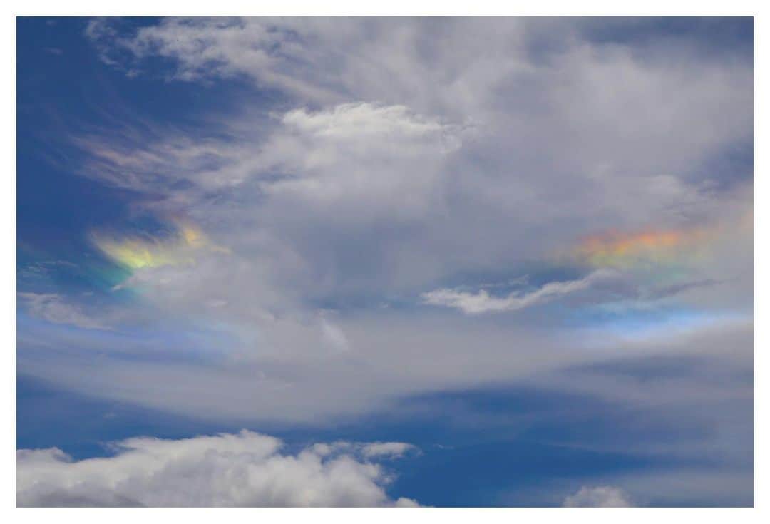 花楓のインスタグラム：「筋トレ中断。  急いでカメラ。  オパールみたいで、 色が変わっていく瞬間が やばかた。  そして一瞬で消えた。  空さん、ハッピーを ありがとう🌈🩵  彩雲🦭」