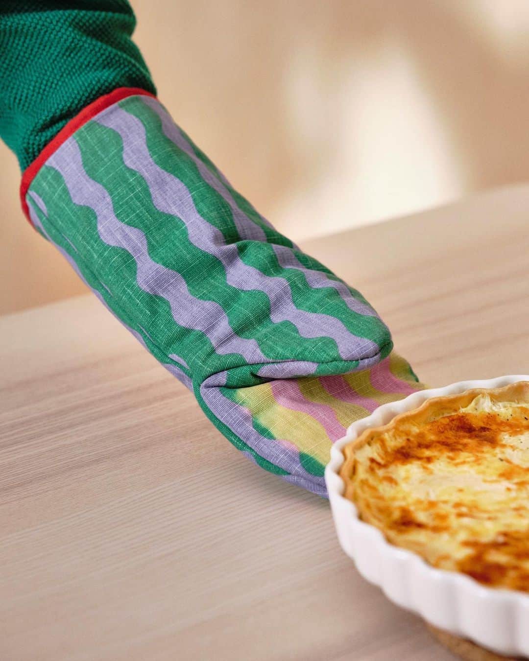 のインスタグラム：「子どもと一緒に料理を楽しむ限定コレクション​🍉 ⁡ ​新しいTABBERAS/タッベラス 限定コレクションは、キッチンで家族と過ごす時間を最大限楽しむためにデザインされています。​ ⁡ 温度で色が変わるミトン🧤、大胆でカラフルなテキスタイル、遊び心いっぱいのデザインの調理器具🍳など、すぐに使いたくなるアイテムがいっぱい！​ ⁡ #イケア #IKEA #ikeajapan #IKEAオンラインストア #この家が好き #新商品 #子ども #キッチン雑貨 #調理器具 #夏休み #料理 #子育て #子供のいる暮らし #キッチン」