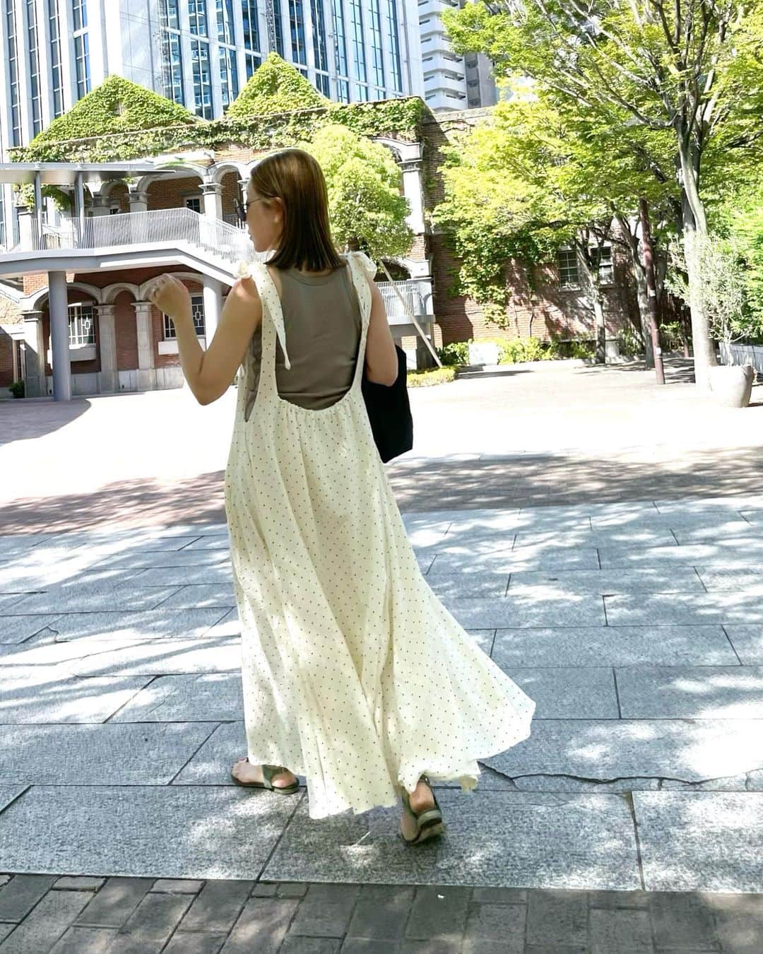 rinのインスタグラム：「⁡ ⁡ ⁡ ⁡ ⁡ ⁡ ⁡ このワンピが好き過ぎて🤍 ⁡ ガーゼコットンだから普段着る ホワイトより汚れを気にせず 着れる気がする🙄 ⁡ とにかく可愛いくて仕方ない。 ⁡ @baybeeonline_ に明日22:00に 入荷します🤍🤍🤍 ⁡ ⁡ ⁡ ⁡ ⁡ ⁡ #fashion#ootd#outfit#coordinate#baybeeonline#glowplus#newely#ファッション#コーデ#大人カジュアル#カジュアル」