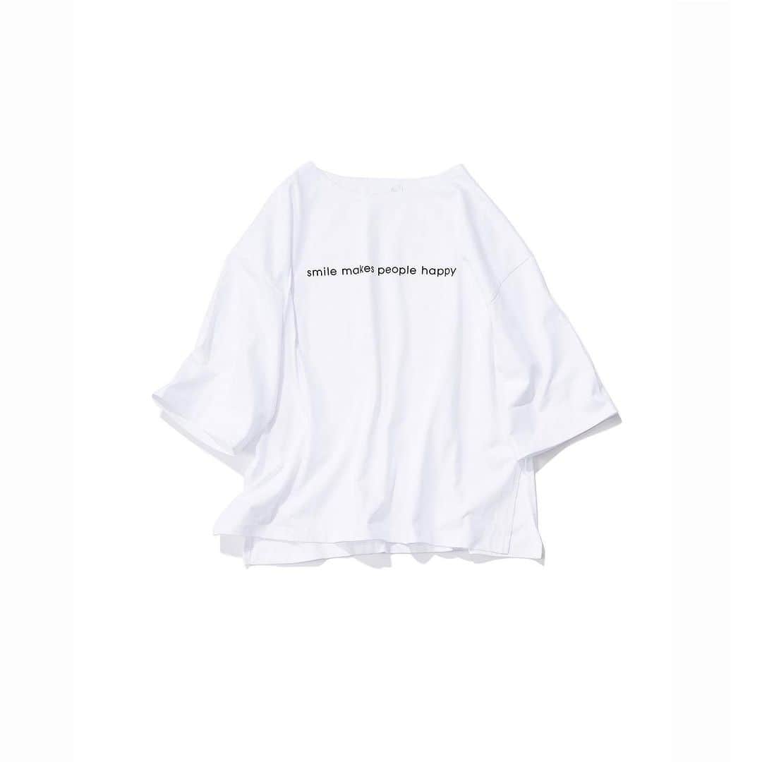 のインスタグラム：「・ New♦️Arrival・ ・ ◆ Flowフロー / シンプルロゴTシャツ（WHITE) ・ コットン100％素材ならではの着心地の良さが魅力なロゴTシャツ。 ゆるッとした身ごろとドロップショルダーの長めの袖丈、そして、広めの袖口のデザインが絶妙なバランスのフォルムで、一枚でも着こなしが決まるアイテム。 裾口には深めのスリットが入っているので、ボトムを選ばす合わせやすいのもポイントに。 シンプルなフロントのロゴもさり気ないアクセントになり、ラフなカジュアルスタイルが楽しめる一枚です。 ・ #kkcloset #kkshop #菊池京子 #kyokokikuch #coordinate #code #ootd #outfit #kotd #カジュアル #style #fashion #ファッション #happy #春夏　#summer #tシャツ #ロゴt #relax」