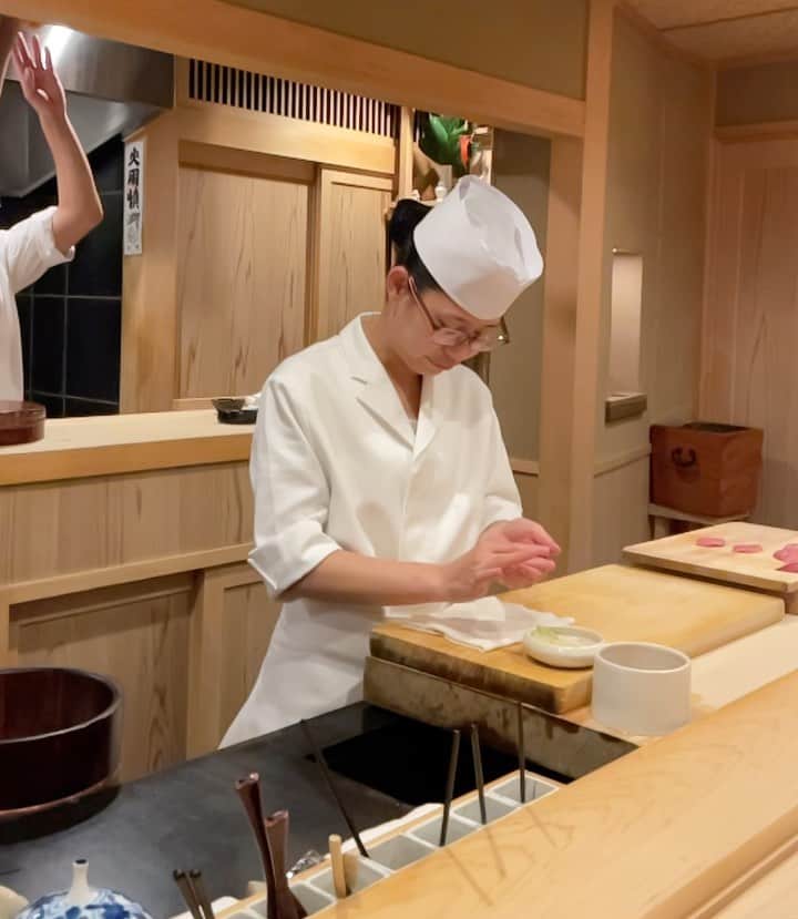 乾雅人のインスタグラム：「鮨むらやま 離れ 好雪別処@銀座 ミシュラン星を獲得した「鮨むらやま」の二番手として修行したショウキちゃんが名店の「離れ」店主という重責を担うことに。 日本に来て、鮨むらやまに入り、勉強を重ねてきた姿を長く見てきた。 明るい人柄と男性顔負け(古い！)のシャキっとカウンター内に立つ姿、そして大将村山さんが彼女を指名した心意気に胸を打たれる。 外国から来た、それも女性が握る素晴らしい日本の伝統。 グルメサイトOMAKASEで予約が取れるようになった。 同じビルにある本店の予約は困難だが、こちらはまだ余裕があるのでぜひ体験されたし。」