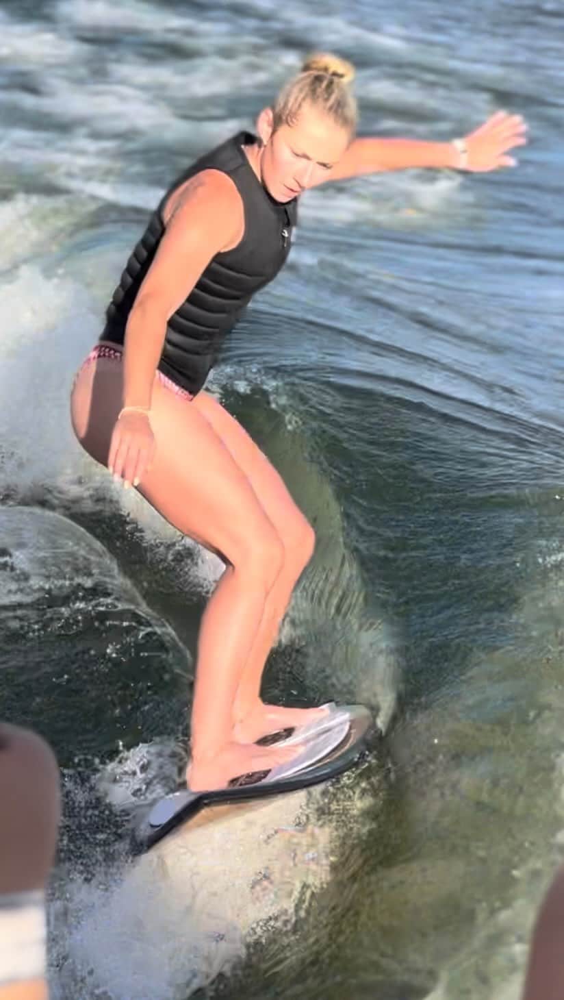 ミカエラ・シフリンのインスタグラム：「When the wake-maker-thing on the regular-foot-side (my side) breaks (a story for another time) one must learn to goofy-foot. (But it’s fine. Everything’s *fine*. )🤪☺️🤩   Thank you @babbittb (et all) for an AMAZING day on the water☺️☺️」