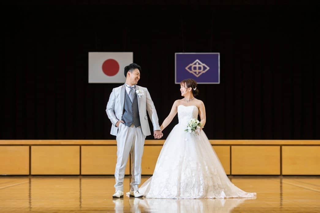 福井結婚式 福井結婚式場さんのインスタグラム写真 - (福井結婚式 福井結婚式場Instagram)「. 学校をテーマにしたお2人らしさたっぷりのウェディング🏫💍 学生時代に戻ったような懐かしい演出の数々にゲストの皆様も大盛り上がりでした✨  2人一緒ならこれから先もずっと毎日が青春の1ページです  ---------------------------------------------  #ララシャンス#ララシャンスベルアミー#lalachance#ブライダル#ウエディングニュース#ララ嫁#福井 #福井結婚式 #結婚式準備#卒花 #卒花嫁 #花嫁準備#ゼクシィ#式場探し#ブライダルフェア#結婚式レポ#wedding#weddingdress#前撮り#前撮りフォト#前撮りヘア#前撮りレポ#ウェディングドレス #ウェディングヘア #ウェディングフォト #ロケーションフォト#プレ花嫁#学校ウェディング #オリジナルウェディング #ウェディングアイデア」8月7日 11時06分 - lalachance_belami_fukui