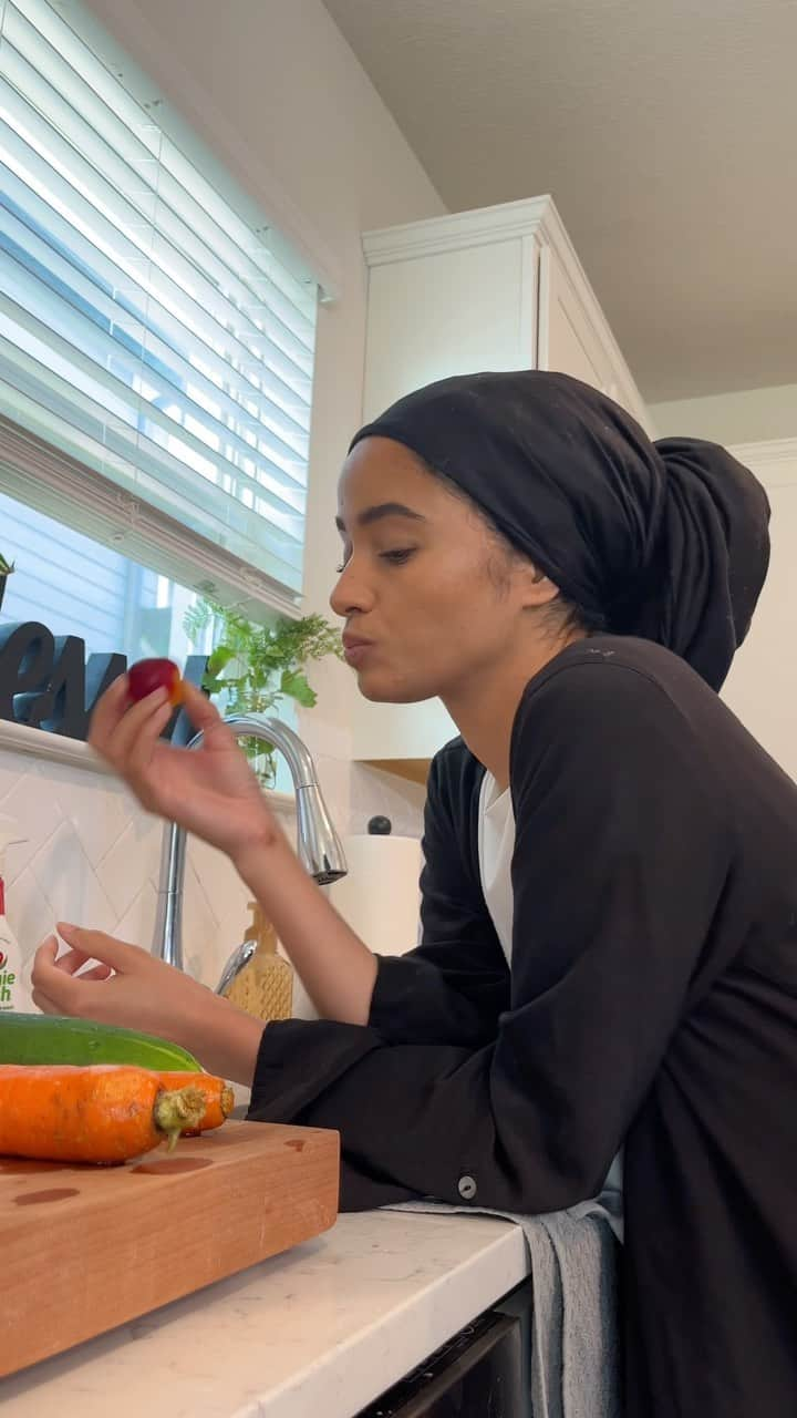 ケイラ・フィリップスのインスタグラム：「Beauty and health in a glass 🍎🥒🥕   Use my code KAYLA10 for 10% off your @namawell   𝐋𝐢𝐧𝐤 𝐢𝐧 𝐛𝐢𝐨  #Namawellpartner  #juicejourney #beets #cabbage #blueberries #health #healthylifestyle #cleaneats #juicing #juice #detox #vegan #healthylifestyle #juicecleanse #healthy #plantbased #health #juicingforhealth #healthyfood #coldpressedjuice #greenjuice #organic #freshjuice #wellness #cleanse #smoothie #fresh #weightloss #healthyliving」