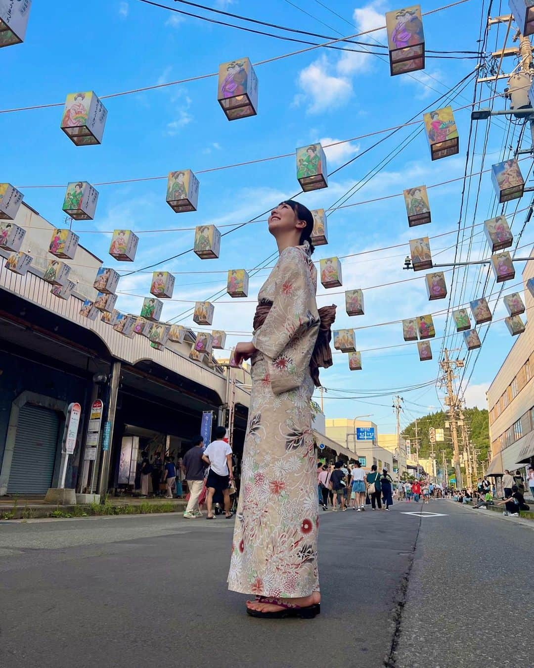 相場詩織のインスタグラム：「⁡ この度の秋田県の記録的な大雨で 被害に遭われた方々に心からお見舞い申し上げます。  1日でも早い復興を心から願うと同時に、 現地の方々の声にしっかり耳を傾けて 継続的な支援が必要なことを 引き続き秋田から発信していきたいと思います。 ⁡ 様々な葛藤を抱えつつも、地域一体となって前進していこうと秋田県では各地でお祭りが通常開催されています。 地元の方々はもちろん、県外の方々にも是非素晴らしい伝統が各地に残る美しい秋田県に足を運んでいただけたら幸いです。 ⁡ ──────────────────── ⁡ ⁡  今日は【湯沢 七夕絵どうろうまつり2023】の 最終日です🎋 約300年の歴史のある伝統的なお祭りで 浮世絵美人が描かれた色鮮やかな絵どうろうが通りに飾られます。日暮れ時にはこれらの絵どうろうに一斉に灯がともされ、暗闇に優美な美人画が浮き上がる様は幻想的で心を奪われます✨ ⁡ 雄勝郡会議事堂記念館にて開催されている プロジェクションマッピングも本日最終日です！ ストーリー性があり、迫力が凄いと大好評で私のおすすめは美人画が動き出すところです！ (動画はほんの1部で小さいサイズで載せています)  本日は19時半〜、20時〜の2回になりますので 是非お越し下さい♡ ⁡ ＊写真コンテストも開催されているそうです📸 #湯沢絵どうろうフォトコンテスト で とっておきの写真を是非SNSに投稿して下さいね🫶 ⁡ ⁡」