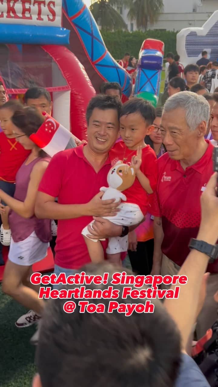 リー・シェンロンのインスタグラム：「National Day week celebrations got off to an exhilarating start at various GetActive! Singapore Heartlands Festivals across the island yesterday!   I joined the sea of red at Toa Payoh Stadium to soak in the lively mood and explore the activity booths. I hope everyone enjoyed playing the various sports and kampung games, and perhaps made new friends along the way too.   Our country has come a long way in the last 58 years but the journey is far from over. Let us continue looking towards the future as we move Onward As One! – LHL   (PMO Video by Anthony Chia)」