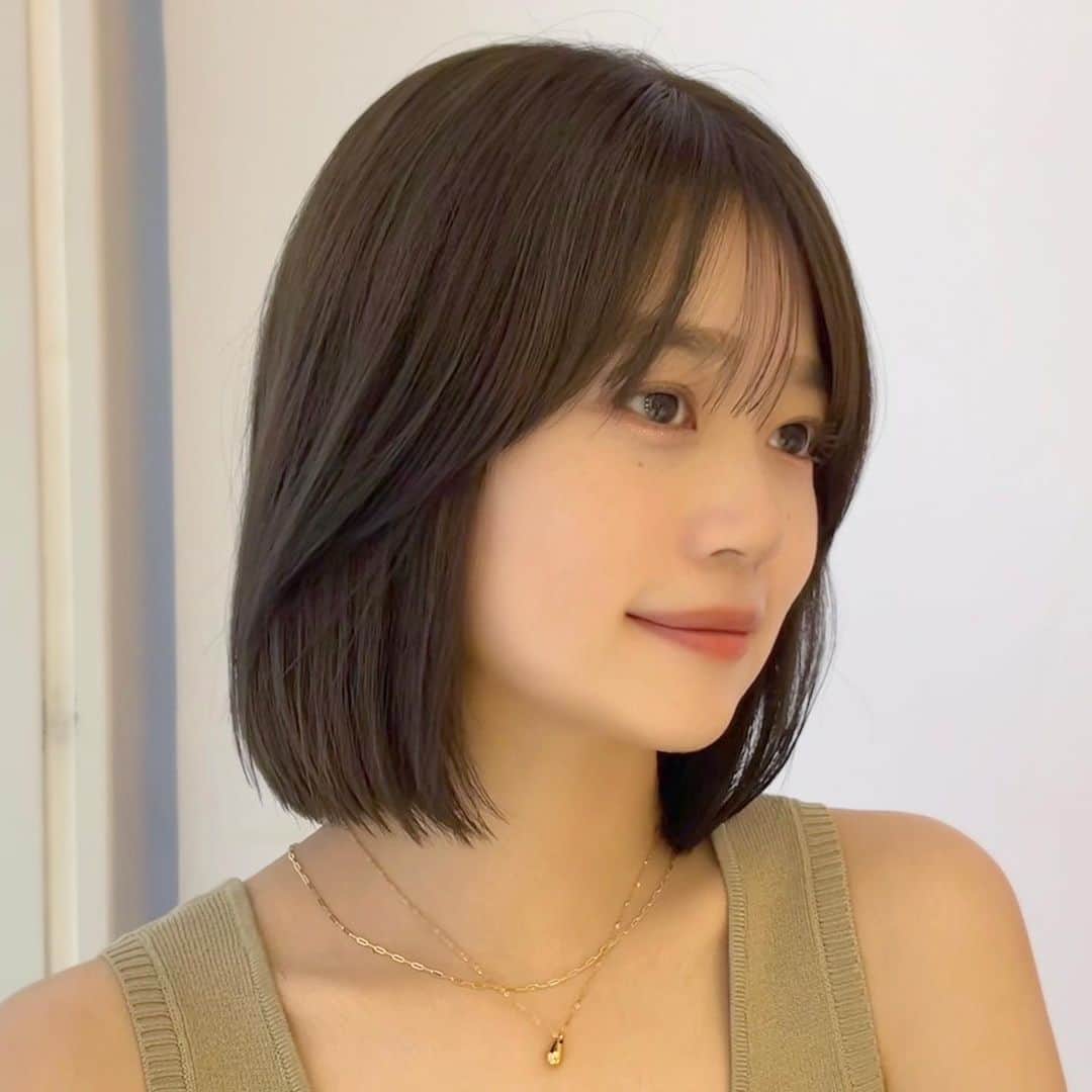のインスタグラム：「顔まわりのあるタッセルbob  暗くても透ける#オリーブグレー 🌿  #韓国ボブ#タッセルボブ#くびれボブ#カジュアルヘア#レイヤーカット#透明感カラー#グレージュ#グレージュカラー#オリーブベージュ#オリーブグレージュ#顔周りレイヤー#フェイスレイヤー#カジュアルヘア#くびれヘア#透明感ヘア #SHIMA原宿#原宿美容室#SHIMAHARAJUKU」
