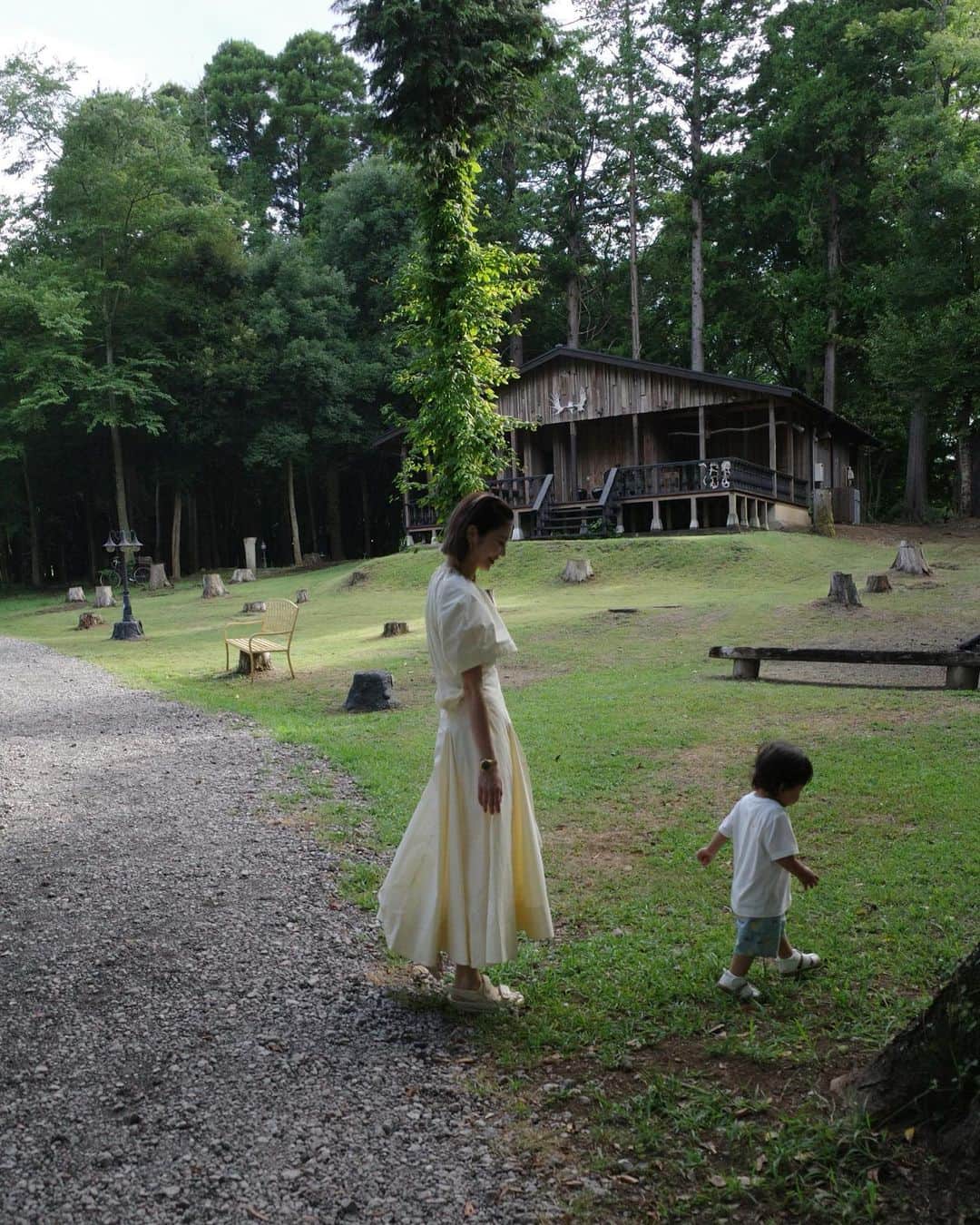 島袋聖南のインスタグラム：「週末はBBQに参加したよ☺️🌲 ねぇ、一緒に写真撮ろ〜よ👦🏻 それどころではないピヨくんの後ろをついてまわる私w」
