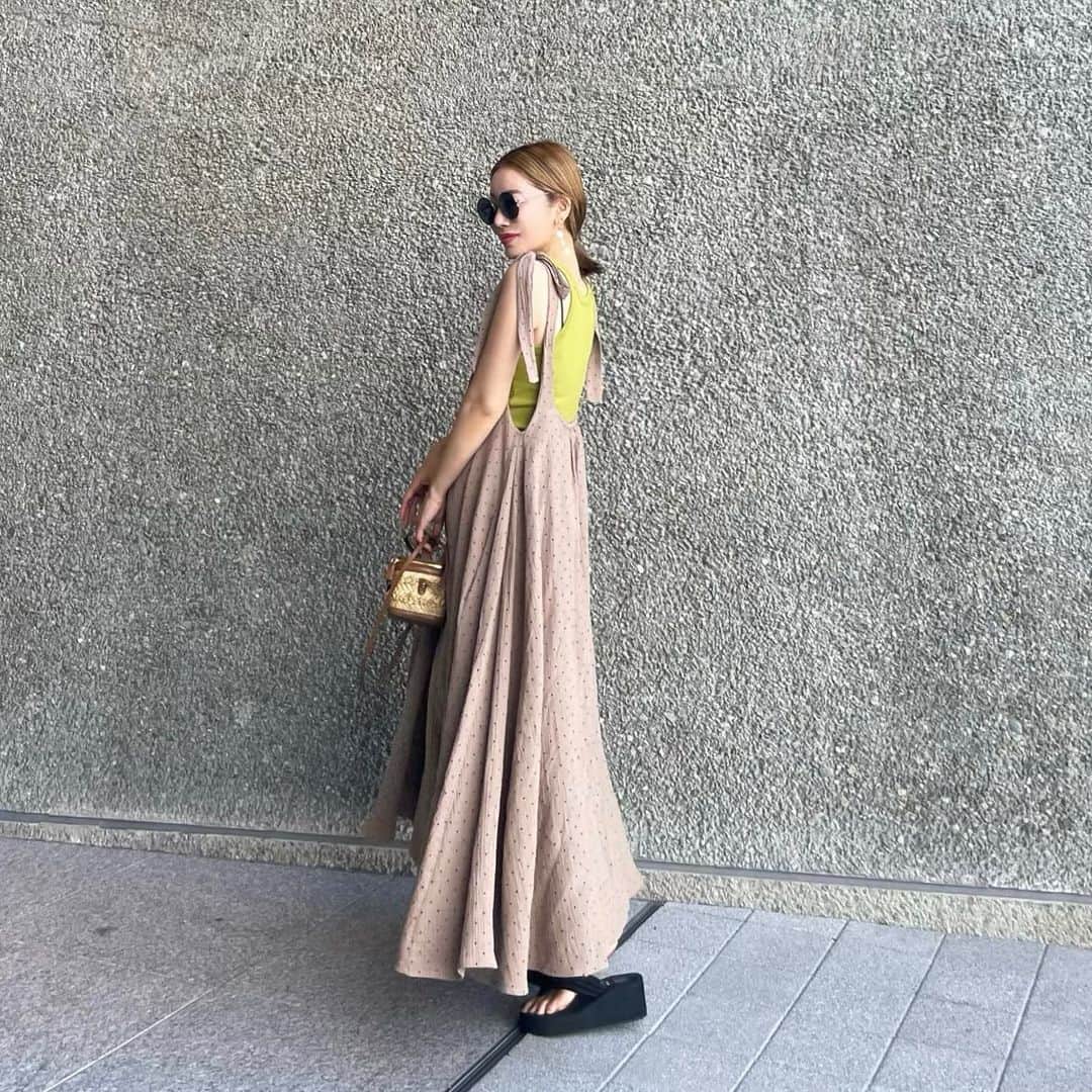 rinのインスタグラム：「⁡ ⁡ ⁡ ⁡ ⁡ ⁡ 横からのドレープ10000点🎉 ⁡ @baybeeonline_ 👗 ⁡ インナーのアメスリタンクは zozoでget‼︎ 990円だったから3色買いしたけど 大正解だった👌 ⁡ @glowplus_  のハートイヤリングも 明日22:00より発売です🫶 サイズが大きいと遠くからもディティールが 分かって最高に可愛い🤍🤍🤍 ⁡ ⁡ ⁡ ⁡ #fashion#ootd#outfit#coordinate#baybeeonline#glowplus#ファッション#コーデ#大人カジュアル#カジュアル」
