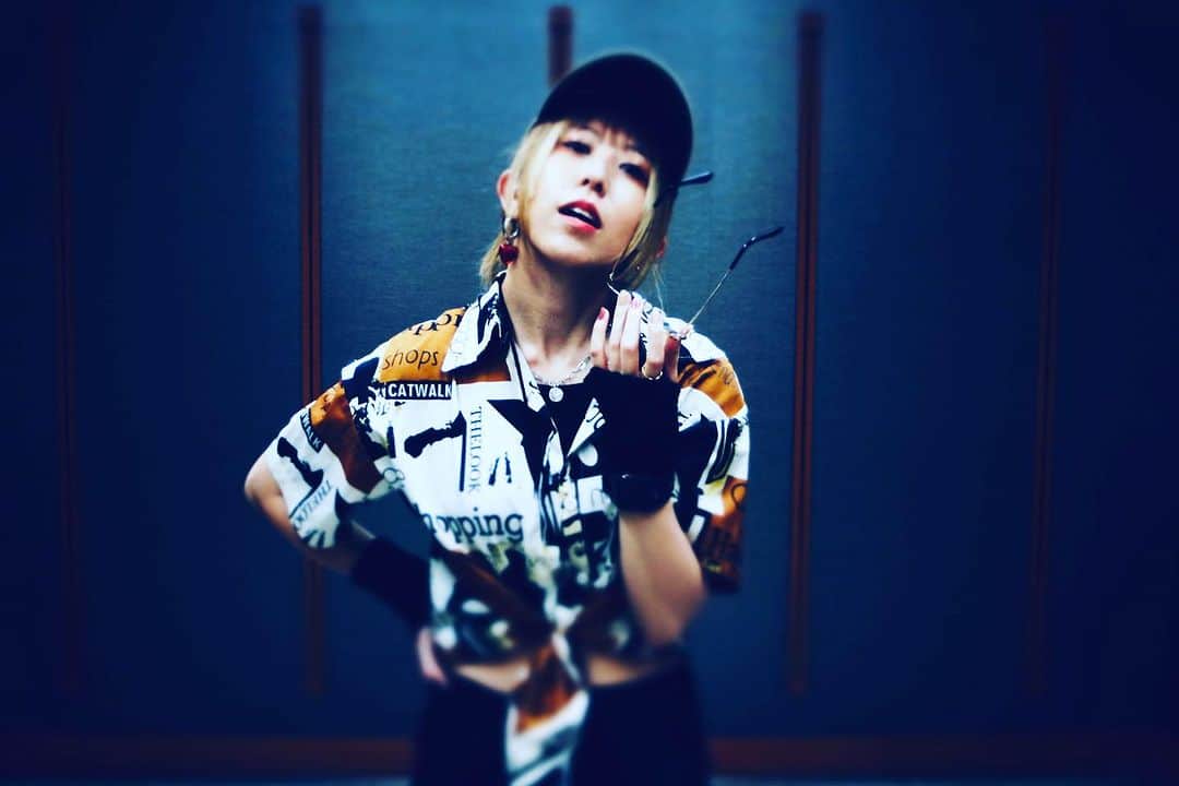 井上麗夢のインスタグラム：「🧢  最近室内全部寒くて 長袖持ち歩いてるれむです。  この日もアームウォーマー もっと長いやつ持ってくればよかった！ って後悔してた笑  #中野 #中野ブロードウェイ #半ズボン #半ズボンコーデ  _______________ ⁡ "あなただけのれむあるばむ" 「保存」をタップして 「新規フォルダ」を製作！ 「れむばむ」フォルダにして お気に入りのれむの写真だけをまとめてみてね☺️🫶 ぜひ、みんなのお気に入りの写真みたい!! ⁡ _ _ _ _ _ _ _ ⁡ ⁡ #맞팔　#데일리　#소통 #좋아요반사　#오오티디　	#패션 ⁡ #igers #tflers #ootd #fashion #hairstyle ⁡ #コーデ #ヘアアレンジ #撮影会 #撮影会モデル ⁡」