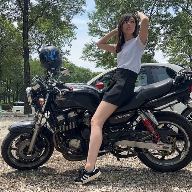 なっちゃんのインスタグラム：「summer rider 寒いよりはマシ   #バイク女子 #モトブログ #バイクのある風景 #バイクのある生活 #バイク好きな人と繋がりたい #モトブロガー #ヤマハバイク #ヤマハsr400 #yamaha #sr400 #motorcycle #bikegirl #girlsbiker #bikestagram #cb750 #大型バイク #大型バイク女子 #ホンダ #HONDA」