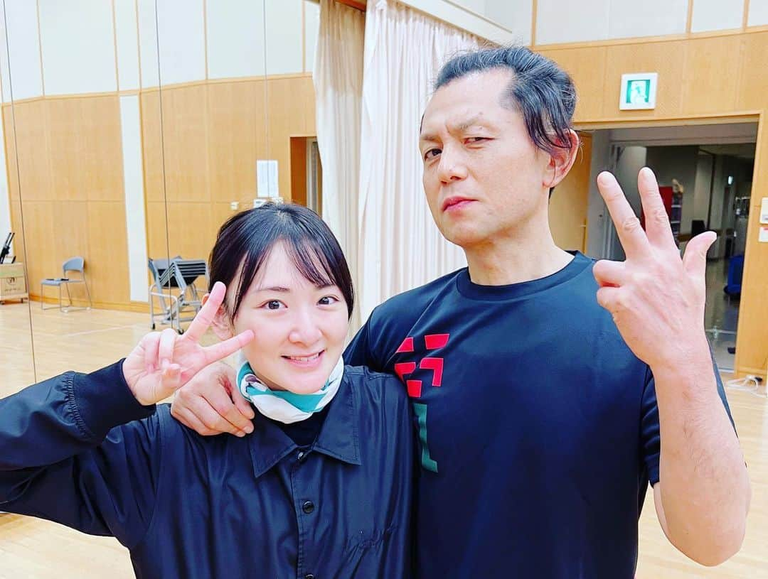 生駒里奈さんのインスタグラム写真 - (生駒里奈Instagram)「. 水谷千重子50周年記念公演⁣ ⁣ 無事大千秋楽を迎えました！！⁣ ⁣ ご来場くださった皆様、応援してくださった皆様本当にありがとうございました🥰！⁣ ⁣ 様々な事は起こりましたが、演者、スタッフさんが揃って皆様に笑顔でありがとうございましたを言えたので、一安心です！！⁣ ⁣ そして生駒ちゃんファンの皆さん⁣ （モノクローズのみなさん）⁣ 生駒ちゃんTシャツ着てくれて毎度毎度本当にありがとう！！✨🤩⁣ 見つけやすい！手を振りやすい！他の演者さんにいじられやすい！笑⁣ ⁣ また次のTシャツも楽しみにしててね！⁣ （デザイン気をつけなきゃ。。笑笑）⁣ ⁣ ⁣ エンタメをギュッと凝縮したこの作品⁣ ⁣ 果汁1000%みたいな作品⁣ ⁣ 千重子先生のパワー！！！⁣ ⁣ に私は沢山刺激を頂きました(*´꒳`*)⁣ ⁣ またこの作品に携わるには、自分は更に役者として、人として魅力溢れる、誰かを笑顔に出来る人にならないといけないと思います。⁣ ⁣ だから、もう明日から、⁣ 自分を磨いていきます！！⁣ ⁣ 頂いた財産を持ちながら、ゆっくりでいいから、ちゃんと持続させて力にしたいな。⁣ ⁣ キーポンシャイニング！！⁣ ⁣ ⁣ ⁣ また皆さんとジョイン出来ますように。。！✨⁣ ⁣ オフショットなどはまたちらちらあげますが、⁣ ひとまず！！⁣ ⁣ ありがとうございました！！！⁣ ⁣ #水谷千重子⁣ #50周年記念公演⁣ #ニンジャーゾーン⁣ #千重子先生⁣ #バカ言ってる⁣ #的場浩司さん #明治座⁣ #博多座⁣ #生駒ちゃん」8月7日 11時41分 - ikomarina_1229