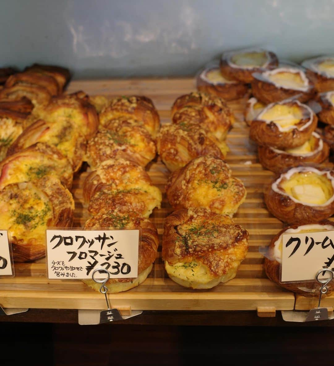 石井リナさんのインスタグラム写真 - (石井リナInstagram)「軽井沢のおすすめパン情報🍞  小麦があんまり体に合ってないんだけど、無類の！パン好きなのでたくさんリサーチして軽井沢では2件パン屋さんに行ってきた🧚  どちらも美味しかったのでシェアします。  🍞パントゥルーべ（1〜3枚目）  パントゥルーべは、甘い系からお食事パンまで幅広く、安定した美味しさと軽井沢とは思えぬ価格設定。  種類も多いので、毎日でも行きたいパン屋さんでした。  特にクロワッサンフロマージュ、とっても美味しかった…！😢🫶  日曜の朝9時に行きましたが、品揃えはバッチリでした👌  -----------------------  🥖haruta bageri（4〜5枚目）  haruta bageriはハード系がメインのパン屋さん。  12時過ぎに伺ったので品数は少なかったけれど、特にベーコンエピは目を見張る美味しさでした👀🥖  ハード好きなみなさんはぜひ！  -----------------------  ちなみに東京で好きなパン屋さんは  ルルソール（駒場東大前） Le Petit Mec（日比谷）  グルテンフリーなら コムングルテンフリー（九品仏）  他にもおすすめあったら教えてください〜🍞🥐🥖」8月7日 11時43分 - rina_ishii_99