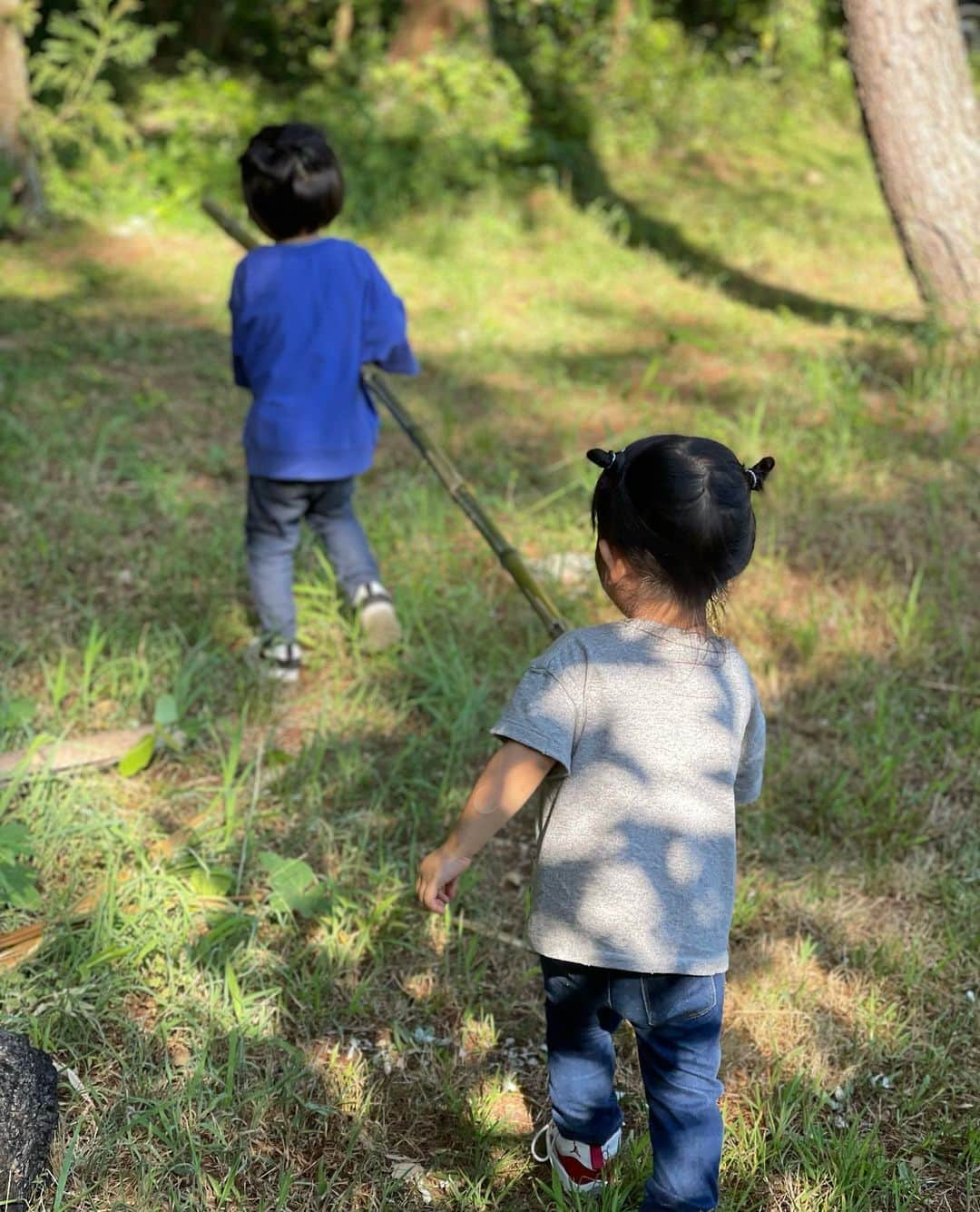 木本泉さんのインスタグラム写真 - (木本泉Instagram)「- キャンプ⛺️  何もない野原に皆んながそれぞれのテントを組み立ててキャンプ場完成👏  すごい！  思ったよりも暑くないし、虫にも刺されず快適に過ごせました✌️  バーベキュー🍖して、流しそうめんして、花火して、満喫🍃  子供達はそれぞれ走り回って自由に動けて楽しそうでした！  1歳児も楽しんでた👶 大人にとっても、子供にとっても楽しい場所🍉  皆んな、ありがとう🙏🙏🙏  #キャンプ#キャンプ場#バーベキュー#流しそうめん#夏#夏遊び」8月7日 11時45分 - izumikimoto