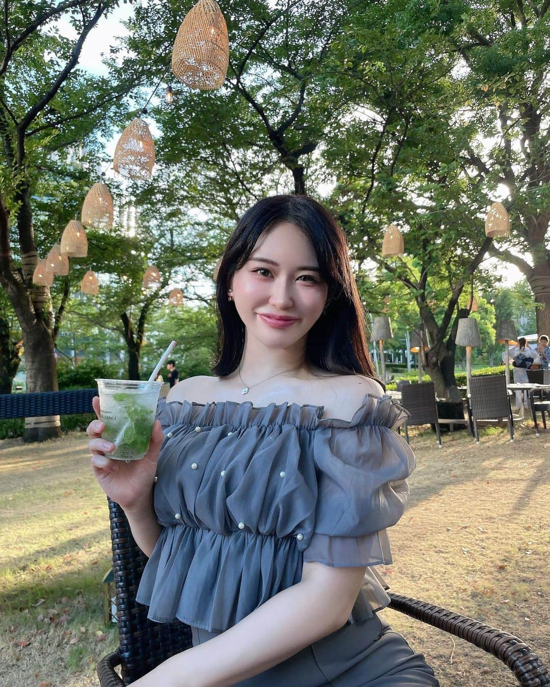 春乃舞利乃さんのインスタグラム写真 - (春乃舞利乃Instagram)「MIDPARK ROUNGE🥂 . . 夏を感じさせてくれるメニューが沢山あってくつろげました☺️ . . . . 【期間】 2023年7月14日(金)～8月27日(日) ※荒天中止 【時間】 平日　17：00〜22：00 休日　12：00〜22：00 ※ラストオーダー 21：30 ※お盆期間8月13日(日)～ 8月16日(水)は12：00オープン 【場所】 ミッドタウン・ガーデン 【座席】 150席程度 . . . #六本木 #東京ミッドタウン #ミッドタウンラウンジ #六本木ミッドタウン #六本木カフェ #GRL #プチプラコーデ　#夏満喫　#midtown #midtownsummer2023 #ミッドタウンサマー2023 #オフショル　いオフショルコーデ　#美容好き　#美容 #make #fashion #おフェロ女子　#ブルベ夏　#ブルベ夏コーデ　 #ビアガーデン」8月7日 20時00分 - marinon_beaute