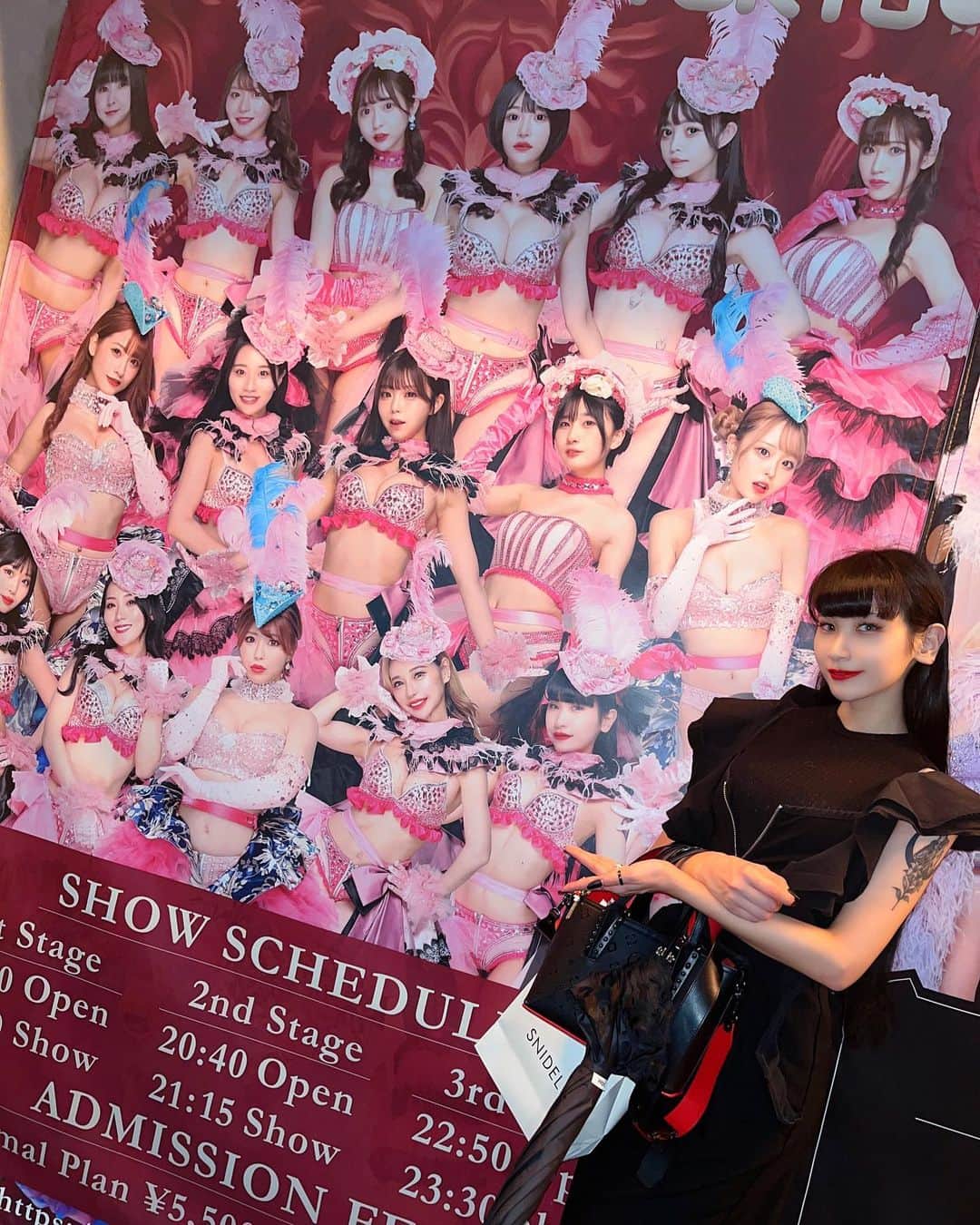 IBUKIのインスタグラム：「💋♥️ . . . バーレスク東京の入口看板が 新しくなりました💋♥️  女の子100人近くいるのに 今回も一吹載せて頂けて嬉しい❤︎ なんと最前 総リーダーのお隣です！  これからもお店の看板として ショーガールとしても タレントとしても 自分の価値を高めていきたい🌹  皆もここで記念にお写真撮りましょ❤︎ 撮ったら送ってね！待ってる。 . . .  #バーレスク東京 #六本木 #バーレスクts #錦 #名古屋 #コンカフェ #アイドル #ショーガール #舞台 #ダンス #夜職」