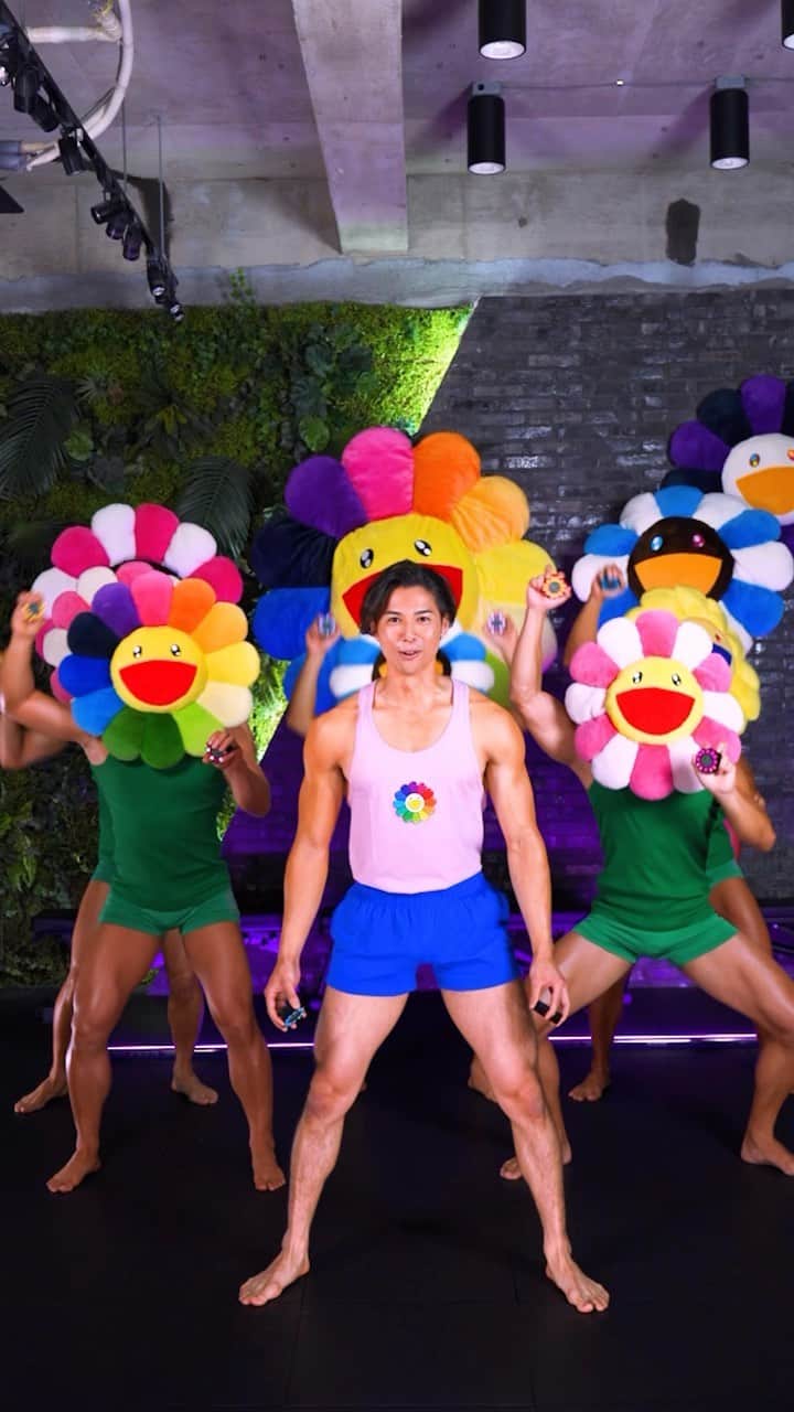 村上隆のインスタグラム：「Flower Exercise!!  Special Thanks to @theperson_shareworkoutspace Largest gym sharing service in Japan」
