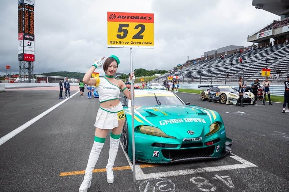 有栖未桜のインスタグラム：「SUPERGT Rd.4 FUJI🏎🏁 ⁡ 決勝レース52号車は84kgの サクセスウェイトがありながらも 脅威の追い上げを見せ9位入賞でした✨✨ ⁡ 今回雨が降ったりやんだりと 読めないレース展開でしたね…！ ほんとに手に汗を握るレースでしたが 52号車が何事もなく戻ってきてくれて 安心しました。。🥲 次戦鈴鹿でもGBが魅せてくれることを期待して たくさんの応援よろしくお願いいたします🫶💚 2日間暑い中＆雨の中 ほんとにありがとうございました✨ ⁡ ⁡ そしてコスチューム部門もたくさんの応援 ありがとうございます🙇‍♀️💚💚 土曜日時点では5位以内に入ってたようで。。🥲 ほんとに一重にみんなのおかげです…！！！！ イベント広場でも言いましたが 去年ファイナリストに残れなかったのが悔しくて 今年は絶対入ろうね！グランプリ目指そうね！！ とみさと誓ったので本気で目指してます✊🏻🔥 これからAmazonなどでのギャラパラ投票 ネット投票と続きますが 一緒に頑張ってくれたら嬉しいです！！ 引き続き応援よろしくお願いいたします🥺✨✨ ⁡ ⁡ また体調も気遣って頂きありがとうございました🙇‍♀️ 会う人会う人に『もう大丈夫？』『今日は元気？』 とお声を頂き心配かけて申し訳ないのと同時に すごく嬉しくて励みになりました…！！！！ 昨日の通りみおちはもう元気いっぱいです✊🏻💚💚 今後は一昨日みたいな事になるのは絶対嫌なので ゴルフとジムで鍛えてきます😤🔥🔥 ⁡ ⁡ 改めて2日間ほんとに ありがとうございました🙇‍♀️💚💚💚 ⁡ ⁡ ⁡ #supergt #埼玉トヨペットgreenbrave #greenbrave #埼玉トヨペットサポーターズ2023  #レースクイーン #rq #コスプレイヤー #ショートカッ党 #ポートレートモデル #有栖未桜 #みおるー沼 #followme」