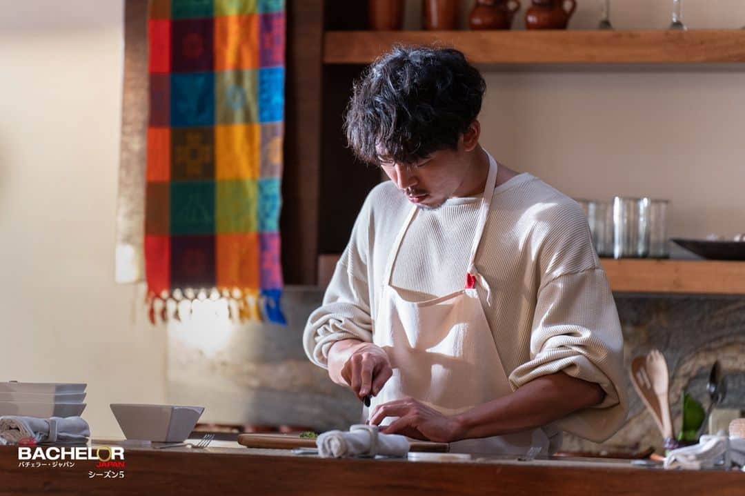 バチェラー・ジャパン＜公式＞のインスタグラム：「⋱ 料理男子 #長谷川さん ⋰  バチェラーによるおもてなし！  前回の旅からの 成長を感じる一コマ🧑🏻‍🍳💭  皆さんは 🍳料理を作ってあげたい派？ 🍳作ってもらいたい派？  #バチェラー5 #バチェラー #バチェラージャパン #プライムビデオ #バチェラー考察」