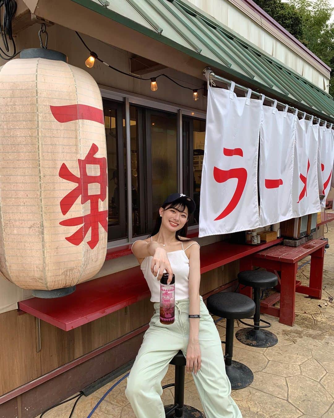 川村まりのインスタグラム：「@nijigennomori のナルトで遊んでからは、忍里を一望しながら、一楽でご飯〜！ （ナルトで登場するラーメン屋さん） 大好きなラーメン🍜ダーリンは冷やし中華食べてた🍜🧊 全部乗せにしたんやけど、ボリュームたっぷりで満足すぎた〜🍥 チャーシューの量がすごかった！  あと、ドリンクも頼んだんやけど、なんせボトルが可愛い🤍 水筒として使おうと思ってる。笑  暑すぎて服脱ぎ捨てた結果、ダーリンに5歳くらい服若いと言われました。いいもん！！！！！  #PR#プロモーション#淡路 #淡路島西海岸 #ニジゲンノモリ #NARUTO #BORUTO #忍里 #PR #一楽#ナルト#うずまきナルト」