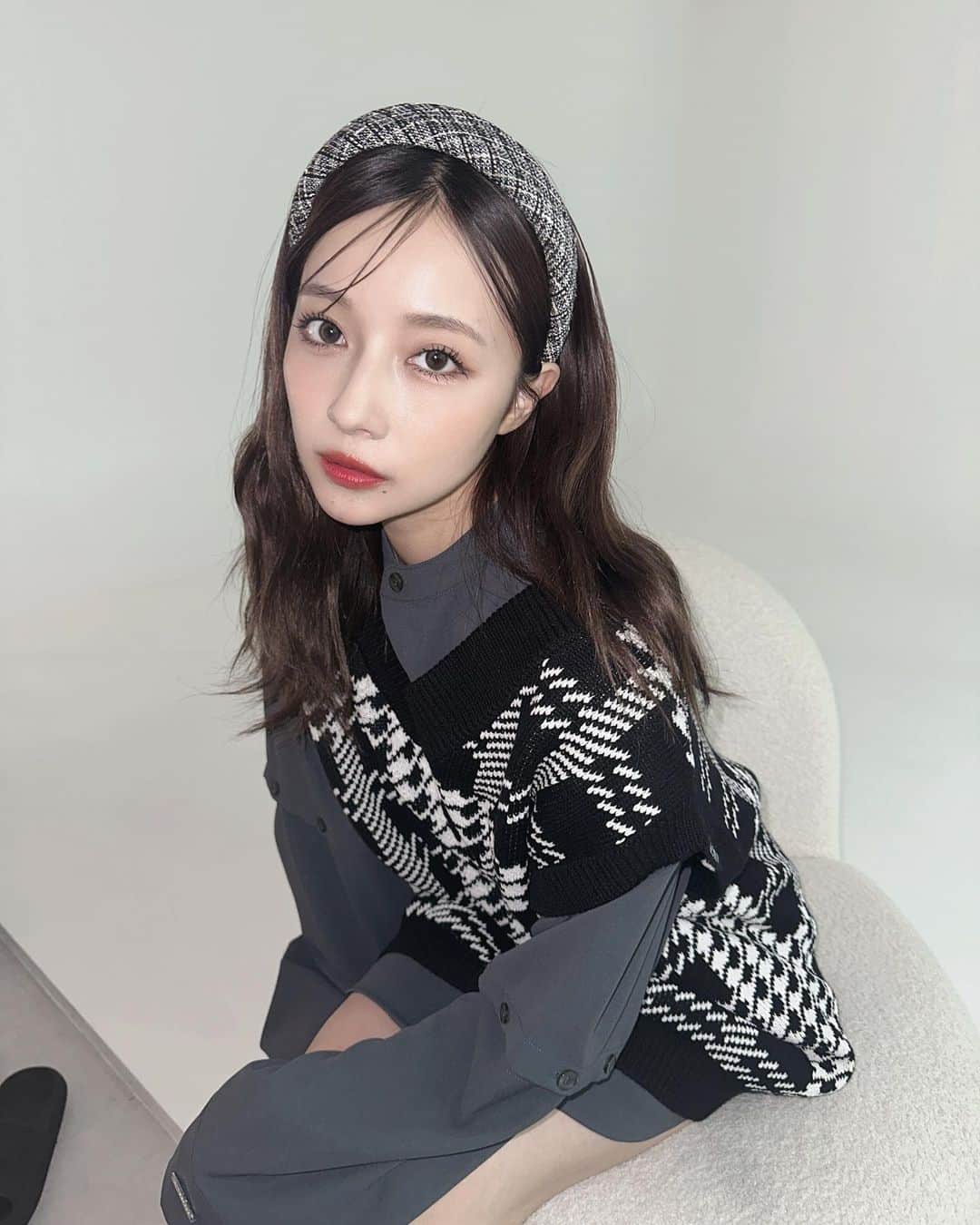 村瀬紗英のインスタグラム：「#dailylook おはよう^_^ 疲れはしっかり取れましたか⁇🤭  昨日展示会で着ていた今週発売の このコーデがとっても好評で嬉しかったなあ☺️♡ カチューシャの色も合わせるコーデが可愛くてお気に入り❕ ブラック系も小悪魔っぽい雰囲気が ブルーとまた違って可愛いよね😈🖤🩷  unisexチェックニットベスト 8/11 unisexスタンドネックボタンシャツ 8/11 ツイードカチューシャ 8/11 #ANDGEEBEE #2023 #AW #Collection #🦊」