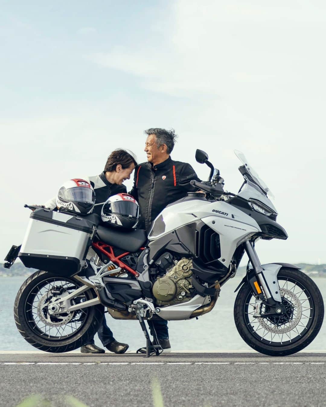 Ducati Japanさんのインスタグラム写真 - (Ducati JapanInstagram)「My life with Multistrada Vol.2  2003年により幅広い用途に使用可能で、さまざまな路面コンディションに対応するというコンセプトの下で開発されたモデル 「ムルティストラーダ」そんなムルティストラーダと共にある、みなさんの素敵な日常をご紹介いたします。  第2弾は宮城光、里岡美津奈ご夫妻。  全日本グランプリや全米選手権でチャンピオンを獲得し、80年代のバイクブーム、レースブームを牽引する存在として活躍した宮城光さん。現在はモータージャーナリストやMotoGPの解説者などとして幅広く活躍し、ライダーであれば一度はどこかでその活動を目にしたことがあると言っても過言ではない宮城さんだが、一方で、意外にも（？）愛妻家であることはあまり知られていない。  夫婦でのタンデムツーリングをもっと楽しんでほしい――。そこに込められた思いを知るべく、ムルティストラーダV4 Sオーナーのご夫婦に会いに行った。  詳細はドゥカティ公式Webサイトの特設ページでご覧ください。  #ムルティストラーダV4 #ムルティストラーダ #ドゥカティいいじゃん #RuleAllRoads #ツアラー #アドベンチャーバイク #イタリアンバイク #Ducati #ドゥカティ #MyLifeWithMultistrada」8月7日 12時00分 - ducatijapan