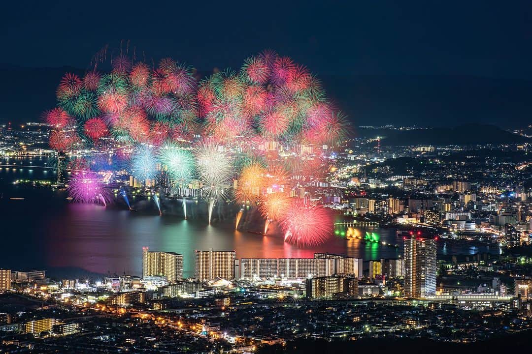 旅行比較サイト・トラベルコ 理想の旅を、いちばん安く。のインスタグラム：「#びわ湖大花火大会 / 滋賀  明日、4年ぶりに琵琶湖で開催されるびわ湖大花火大会。  子どもたちの夢や平和への祈りなどの思いを込めた約10,000発の花火が夜空を彩ります🎆  ※コロナ対策等のため、例年に比べ一般観覧場所が大幅に減少しています。観覧の際は有料席のチケットを購入のうえ、混雑緩和へのご協力、地域住民へのご配慮をお願いいたします  ●びわ湖大花火大会 開催日：2023年8月8日（火）※荒天中止（順延なし） 打ち上げ時間：19:30～20:30 ※最新情報はびわ湖大花火大会公式サイトにてご確認ください ━━━━━━━━━━━ 📍 #びわ湖大花火大会 （滋賀県大津市） ━━━━━━━━━━━  Photo: PIXTA  ＝＝＝＝＝＝＝＝＝＝＝＝＝＝＝＝＝ 【2023】全国の花火大会の開催情報をエリア別・開催月別にチェック  記事は以下URLまたはストーリーズからチェック！ https://www.tour.ne.jp/matome/articles/hanabi/ ＝＝＝＝＝＝＝＝＝＝＝＝＝＝＝＝＝＝  ********** あなたが旅先で出合った素敵な風景に #トラベルコ または #travelko をつけて投稿してみてください📷 こちらのアカウントで紹介させていただくかも！  投稿を見て「行きたい！」と思ったら保存でクリップ。 フォロー＆いいねもお願いします🌟  ********** 国内海外1500以上の旅行サイトをまとめて比較！ 旅行の最安値を探すなら「トラベルコ」  プロフィール欄のURLから早速検索🔍 @travelko_official  #琵琶湖 #花火大会 #大津 #大津市 #otsu #滋賀 #滋賀県 #滋賀旅行 #滋賀観光 #国内旅行 #日本の絶景 #japantrip #japantravel #絶景 #フォトジェニック #ファインダー越しの私の世界 #誰かに見せたい景色 #旅行好きな人と繋がりたい #写真好きな人と繋がりたい #女子旅 #一人旅 #旅行好き #旅 #旅行 #観光 #trip #travelko #トラベルコ」
