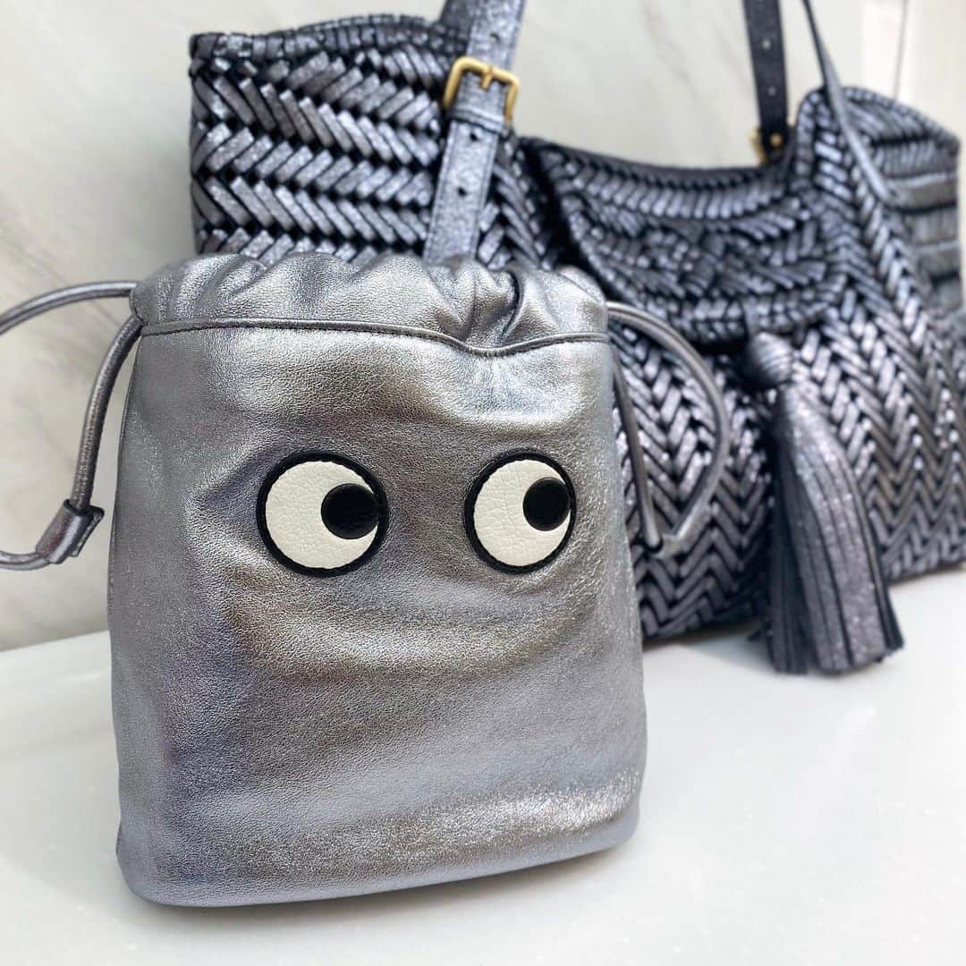 のインスタグラム：「. Anya Hindmarch NEW ARRIVAL At 1F Bag Gallery  「Anya Hindmarch」より、人気の「Eyes」モチーフのミニポーチが登場。 その他、メッシュ状のフレームにレザーのスレッドを編み込んだ新作バッグがラインアップ。  Page1,2　ポーチ(W15×H17×D7.5cm)　64,900円  Page3 ウォレット(W9×H7.5×D2.5cm)　49,500円 カードケース(W10.5×H7cm)　25,300円 ジップカードケース(W13×H8×D1cm)　36,300円  Page4 左）ウォレット(W19×H10.5×D2.5cm)　63,800円 右）ウォレット(W11×H8×D2cm)　52,800円  Page5 左）ウォレット(W9.4×H7.8×D3.5cm)　49,500円 右）カードケース(W10.5×H6.5×D1.3cm)　30,800円  Page6　カードケース(W13×H8.5×D2.5cm)　47,300円 Page7　トートバッグ(W40×H27×D15cm)　201,300円  Page8 左）バッグ(W32×H20×D6cm)　124,300円 右）バッグ(W21.5×H18.5×D9cm)　135,300円  #anyahindmarch #アニヤハインドマーチ  #hankyumode #阪急うめだ本店 #うめはん #財布 #ミニ財布 #ウォレット #カードケース #バッグ #hankyumode23awbag」