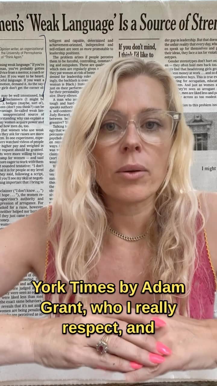 アマンダ・デ・カディネットのインスタグラム：「My thoughts on an excellent article by @adamgrant in the @nytimes today about how women are still perceived as being hostile if they use assertive language, versus speaking with ‘ gentler more passive’ vocabulary.  It goes without saying that it’s important to be considerate and respectful when speaking to anyone and to read the room, but curious to hear your thoughts on this. #QuestionOfTheDay is back ! ( took on long break on this one.)」