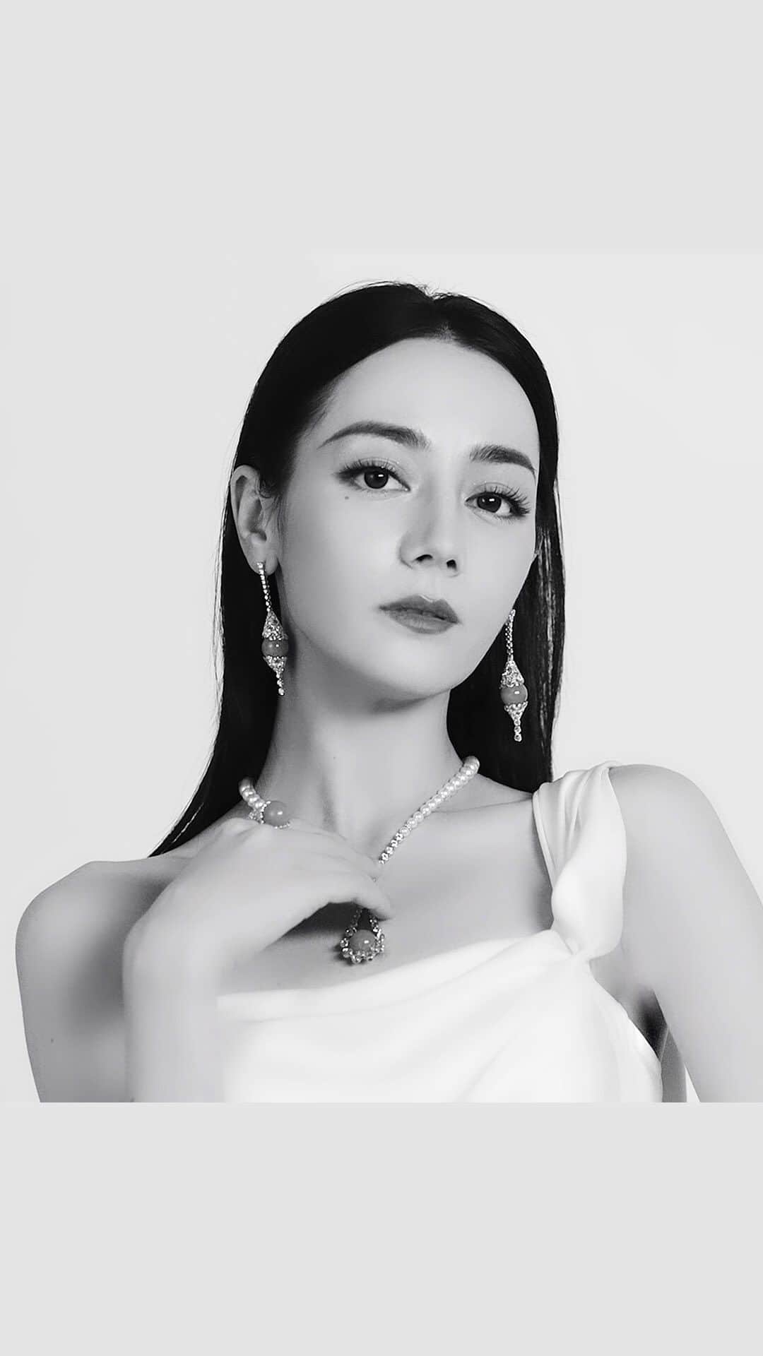 Mikimotoのインスタグラム：「MIKIMOTO Global Brand Ambassador, Dilraba (@dilrabaxx63) gracefully showcases the multifaceted beauty of Mikimoto Pearls.  グローバルブランドアンバサダーの女優 ディリラバさん。 ミキモトパールの豊かな美を体現。  #MIKIMOTO #ミキモト」