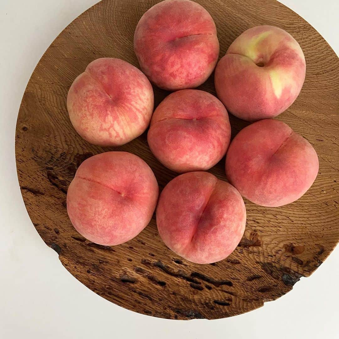 渡辺有子のインスタグラム：「秋田から届いたおいしい桃🍑  ふわふわとして、しっとりして 赤ちゃんのようなかわいさ。 キッチンが🍑のいいにおい。  毎年のうれしい贈りもの、ありがとうございます🍑」