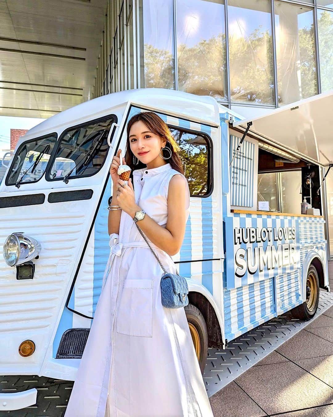 石井里奈さんのインスタグラム写真 - (石井里奈Instagram)「HUBLOTの表参道ブティックへ😘 . 今8月末まで夏のキャンペーン🍉HUBLOT LOVES SUMMER⛱️が期間限定で開催中なの😘❤️ . いつもと違うポップなブティックや階段が可愛い❣️2階のカフェルポミエでも期間限定でオリジナルドリンクメニューが😍3種類あるんだけどスムージーがおすすめだよ🥰 . 8/11-13、19-20日は可愛いワゴンのオリジナルアイスクリームをキャンペーン参加で提供も🍨💕この暑い夏には嬉しいよね😎☀️ . 私がつけた時計は日本限定！発売する度にすぐ売り切れて手に入らなかったんだけど最近入荷したみたい！ . あとはクリスタルやレインボーの時計ももう芸術的で観に行くだけでも楽しすぎたよ☺️☺️ . @hublot_japan @hublot_omotesando #HublotLovesSummer #Hublot #ウブロ #表参道 #omotesando #時計 #腕時計 #時計好き #高級時計 #時計好きな人と繋がりたい #watch #ブランド時計 #時計女子」8月7日 12時03分 - ri7tin1025