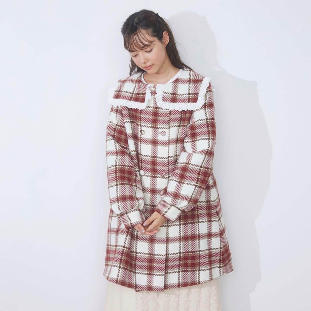 merry jennyのインスタグラム：「【pre order 10%OFF＆point up×20】 ㅤㅤㅤㅤㅤㅤㅤㅤㅤㅤㅤㅤㅤ 8/4(fri) 12:00 〜 8/8(tue) 23:59 official web store RUNWAY channel にて pre order 10%OFFを開催中‼︎ さらに！ pre order は point up×20・送料無料！  topのURLから⇨  @merryjenny_instagram  ぜひcheckして下さいね！  〇 チェックセーラーカラーAラインコート col : red / black  ¥19,800 (tax in)  〇 フリルフードフェイクファージャケット col : ivory / black  ¥16,500 (tax in)  #merryjenny #メリージェニー  #2023aw #dreamwell #winter」