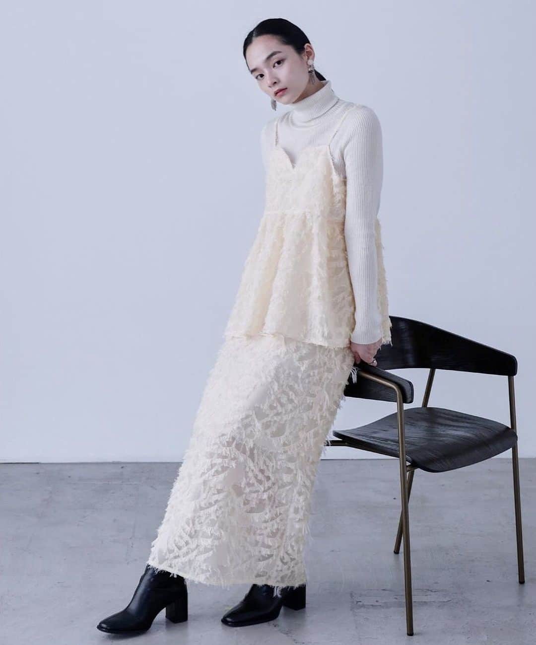 LOCONDO.jp さんのインスタグラム写真 - (LOCONDO.jp Instagram)「【Fashion Letter】  ■ジャガード ペンシルロングスカート （アイボリー）  ジャガード生地がモードかつリッチな雰囲気のロングスカート。 フリンジ加工で立体感をプラスされた、タイトめなペンシルシルエットが女性らしい。  ✓https://onl.tw/yCCEq9r  #FashionLetter #ファッションレター #ロコンド #locondo」8月7日 12時07分 - locondo_official