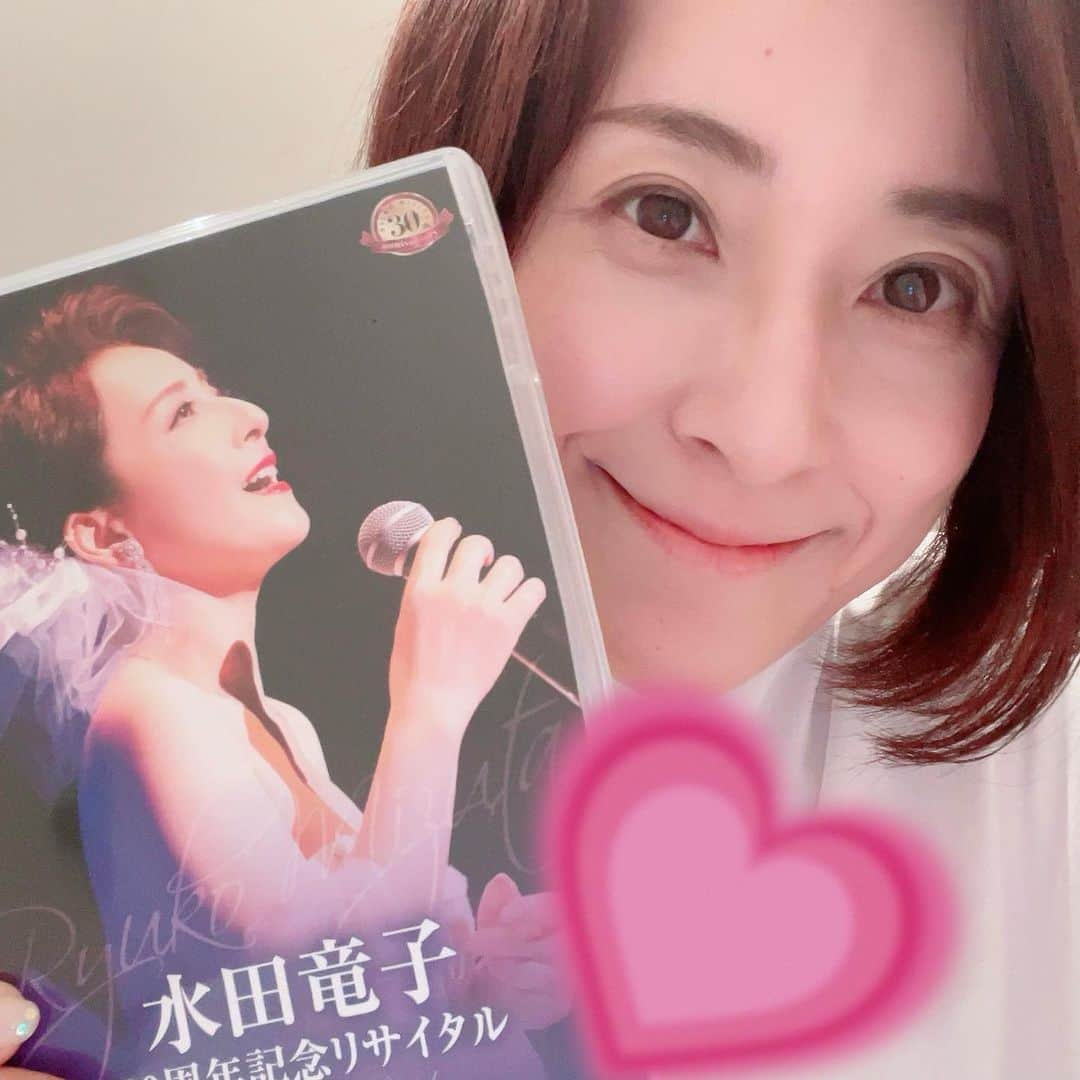 水田竜子のインスタグラム：「🎵🎵🎵 8月9日発売 水田竜子 30周年記念リサイタルDVDが 一足早く届きました🎶 ・ 中身のチェックをしながら しっかり鑑賞❤︎ いいリサイタルでしたー（笑） ・ ご予約いただいた皆さんは もう少しお待ちくださいね❗️ ・ まだ予約してな〜いって方も よろしくお願いします‼️ ・ ・ ・ #水田竜子 #Japan #singer #演歌 #30周年記念リサイタル #30周年記念リサイタルDVD #DVD発売」