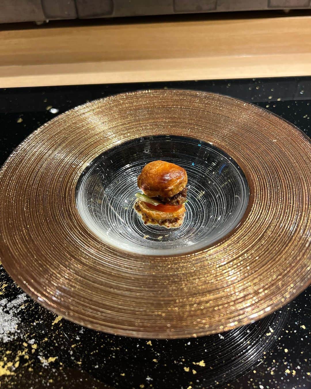 高倉絵理さんのインスタグラム写真 - (高倉絵理Instagram)「淡路島の食材を楽しめる創作鉄板料理 『西麻布 しるく屋』へ  @nishiazabu_sirukuya   淡路ビーフを堪能できるコースをいただきました。  ・アミューズ ・本日の前菜 ・季節のスープ ・淡路海鮮料理 ・淡路ビーフ ・選べる〆料理 ・しるく屋特製デザート  ⁡ アミューズの”AWAJIミニ BURGER”から始まるコースは、淡路の旬の食材を使い、 ⁡一皿一皿こだわっていて どれも美味しく見た目も味も最高！ ⁡ 年間150頭ほどしか認定されない最高級ランクの「淡路ビーフ」は 上質な脂の甘みとお肉の旨味が♡ 中でも肉汁たっぷりのハンバーグがとても好みでした！  締めにはキムチ鍋も選べて、このキムチ鍋も本当に美味しかったです。  デザートは専属のパティシエさんがいて本格的！  たまたま先日誕生日だったという話をしていたら、急遽バースデープレートも用意してくださって、温かいおもてなしに感動でした。  記念日や誕生日にピッタリな、専属パティシエが作る特製ケーキ付のプランもあるので、是非チェックしてみてください！  ⁡ 📍 西麻布 しるく屋 東京都港区西麻布2-13-15 大山ビル 2F  @nishiazabu_sirukuya   ⁡ ⁡#西麻布しるく屋 #しるく屋 #西麻布 #西麻布グルメ #西麻布ディナー #港区グルメ #港区ディナー #東京グルメ #六本木ディナー #六本木グルメ」8月7日 12時13分 - eri_t28